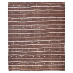 Tapis Kilim turc vintage aux motifs riches de coco et d'ivoire - coupe trapèze 6'9 x 8'9