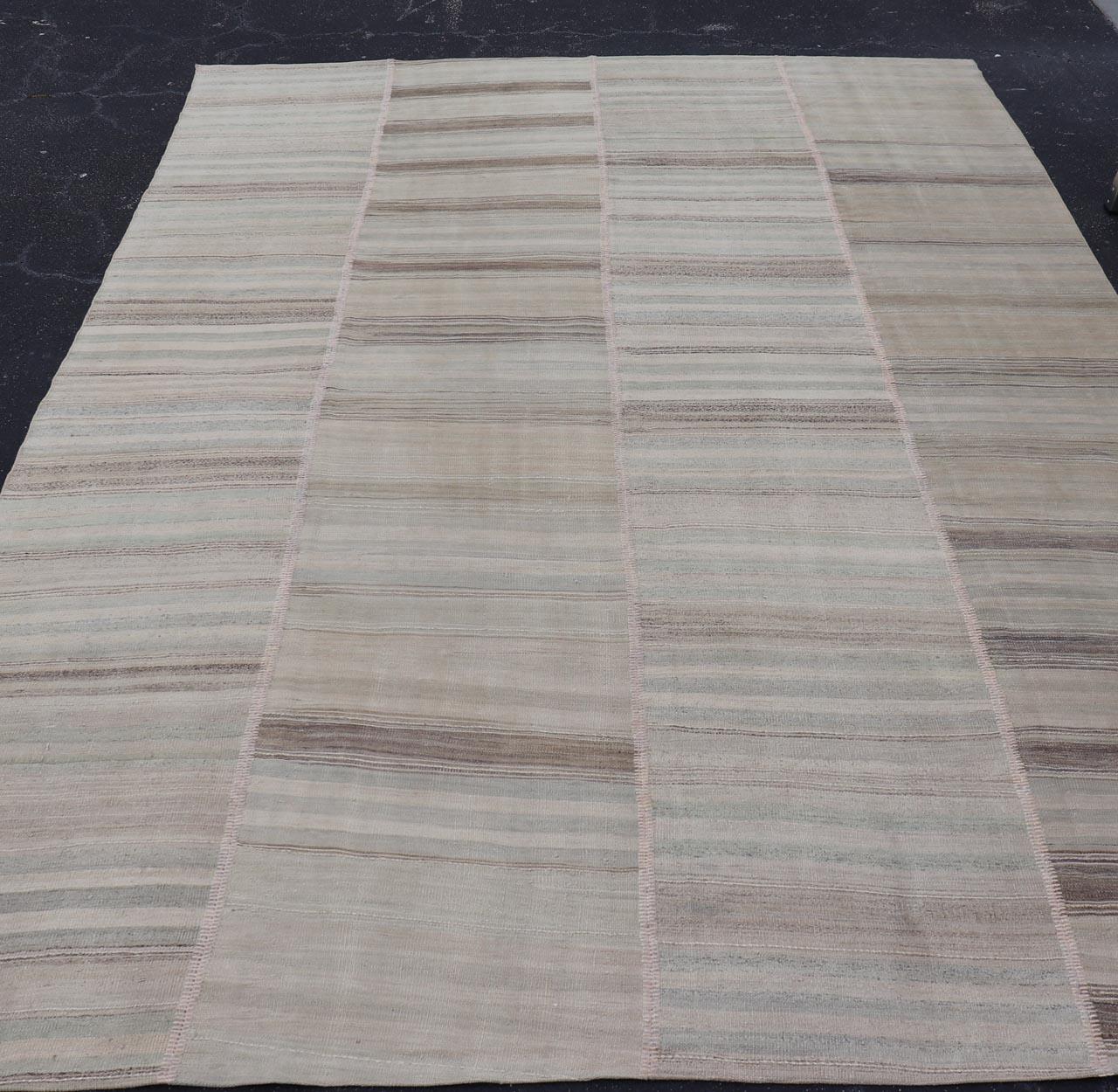Vintage Rug & Kilim turc en beige doux, gris et bleu délavé rayé 8'6 x 13'0 en vente 3