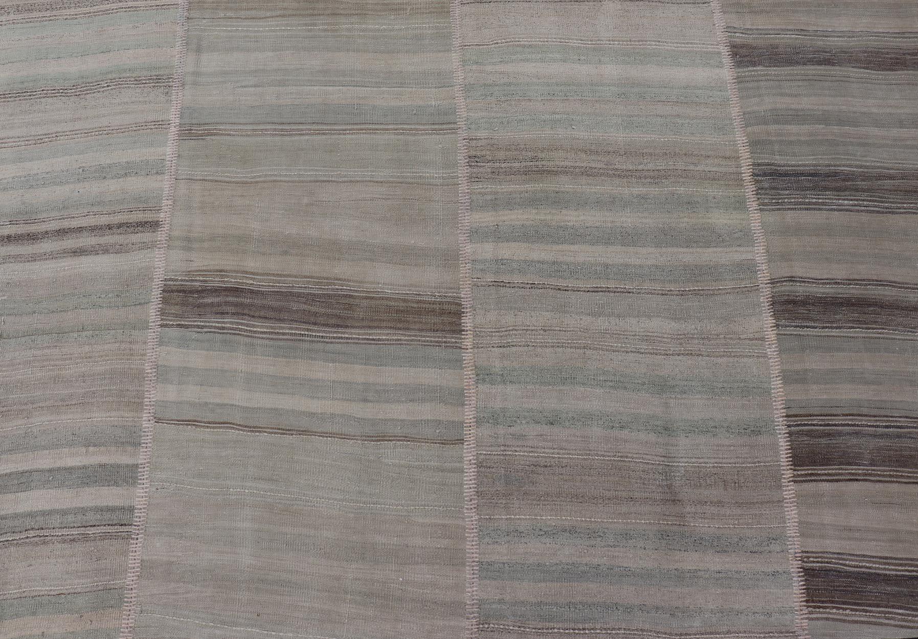 Turc Vintage Rug & Kilim turc en beige doux, gris et bleu délavé rayé 8'6 x 13'0 en vente