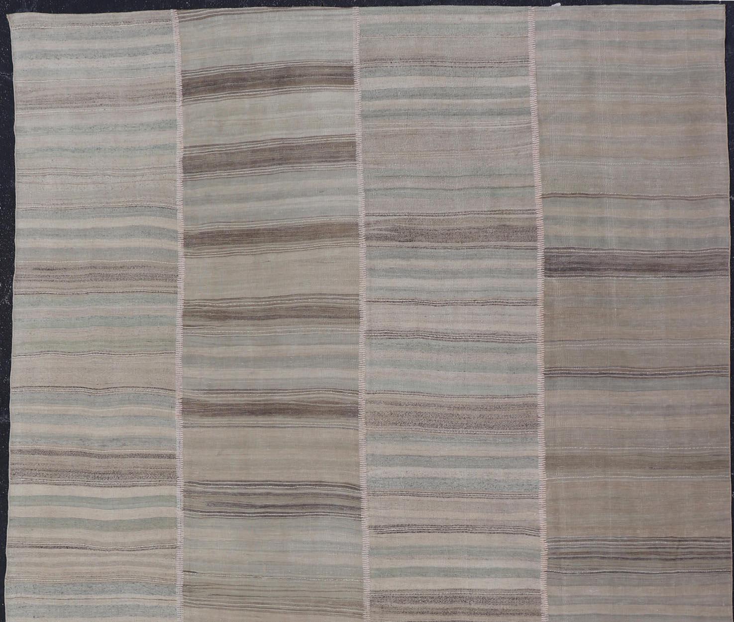 Tissé à la main Vintage Rug & Kilim turc en beige doux, gris et bleu délavé rayé 8'6 x 13'0 en vente