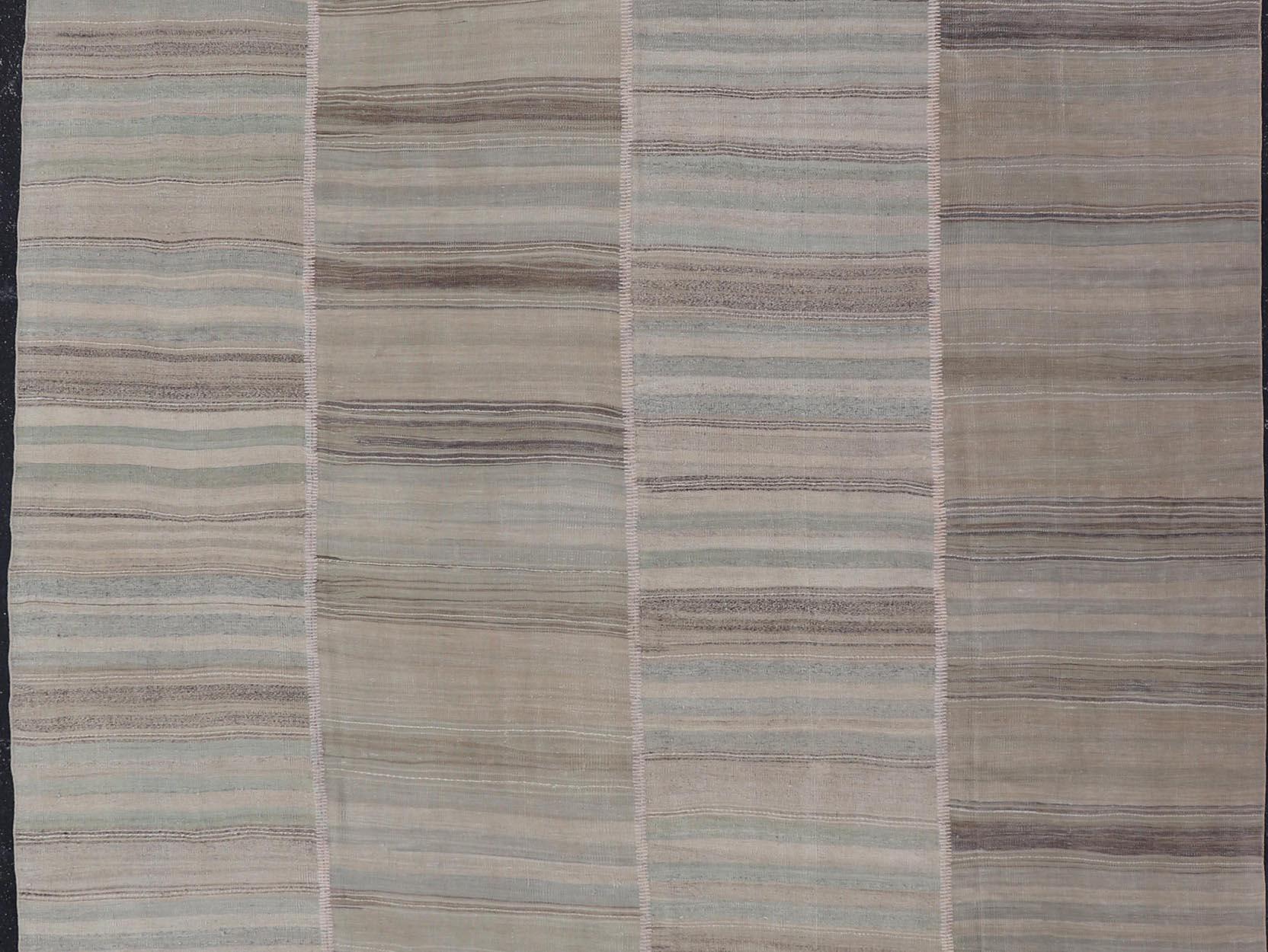 Vintage Rug & Kilim turc en beige doux, gris et bleu délavé rayé 8'6 x 13'0 Bon état - En vente à Atlanta, GA
