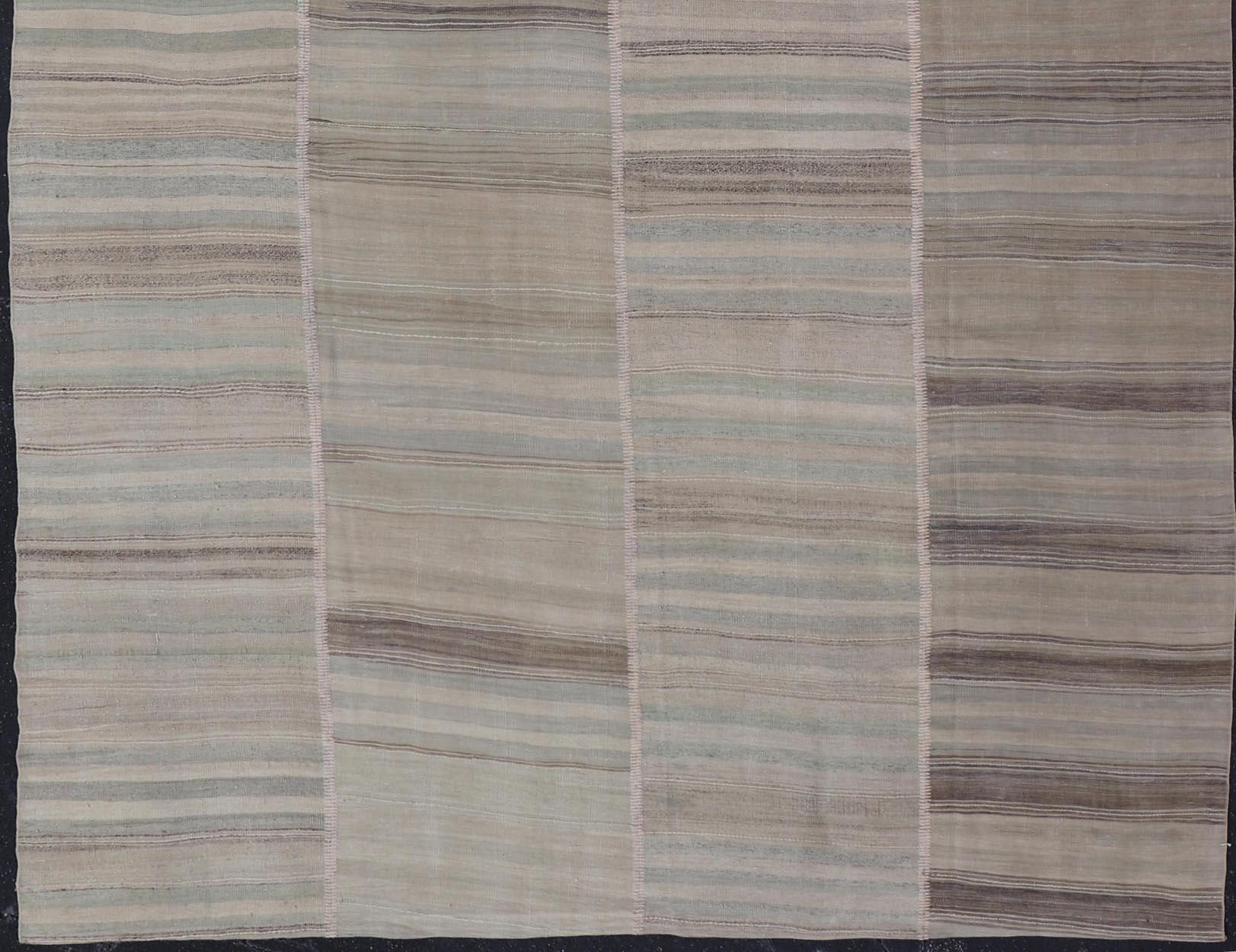 20ième siècle Vintage Rug & Kilim turc en beige doux, gris et bleu délavé rayé 8'6 x 13'0 en vente