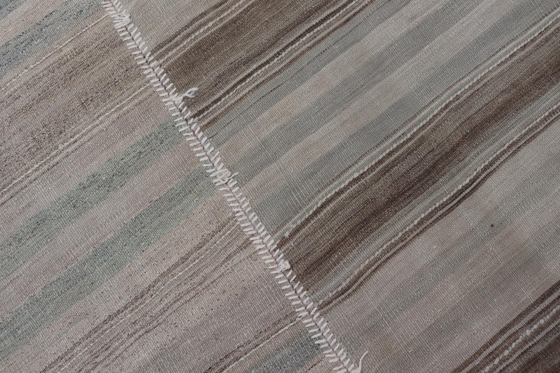 Laine Vintage Rug & Kilim turc en beige doux, gris et bleu délavé rayé 8'6 x 13'0 en vente