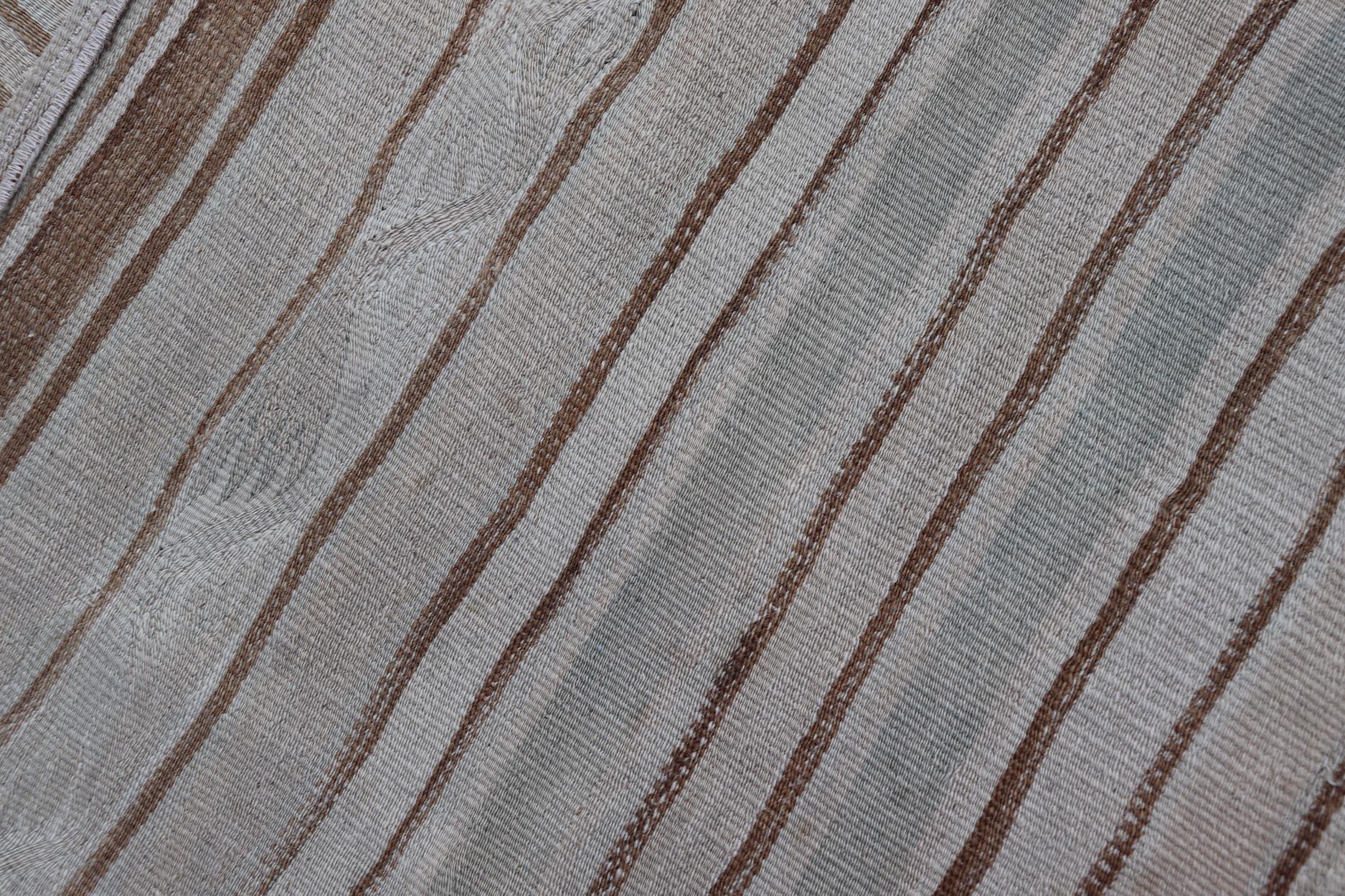 Alfombra Kilim Turca Vintage De Rayas Suaves Crema y Beige 4'7 x 7'10 en venta 3