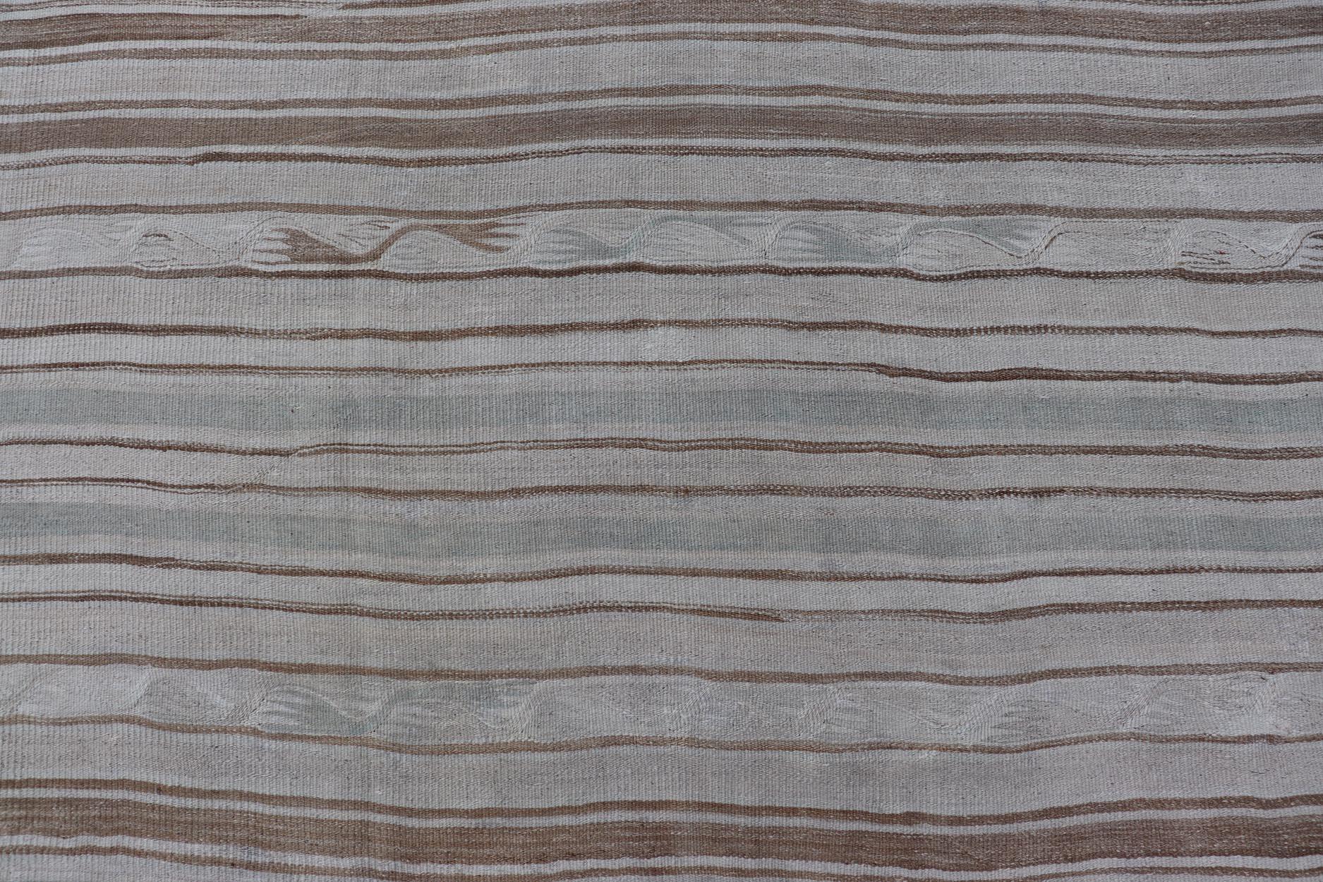Alfombra Kilim Turca Vintage De Rayas Suaves Crema y Beige 4'7 x 7'10 Tejido a mano en venta