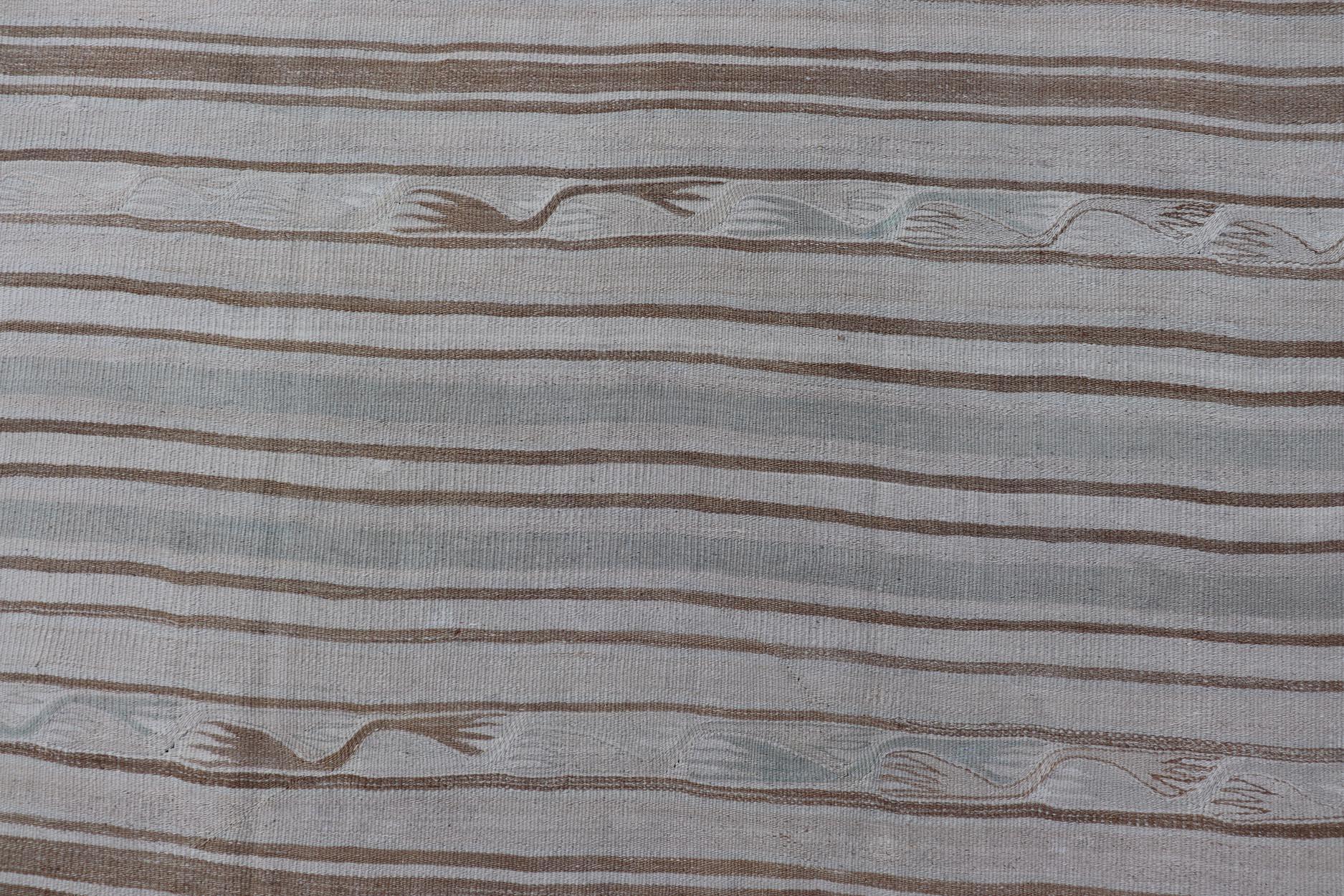 Alfombra Kilim Turca Vintage De Rayas Suaves Crema y Beige 4'7 x 7'10 en Bueno estado para la venta en Atlanta, GA