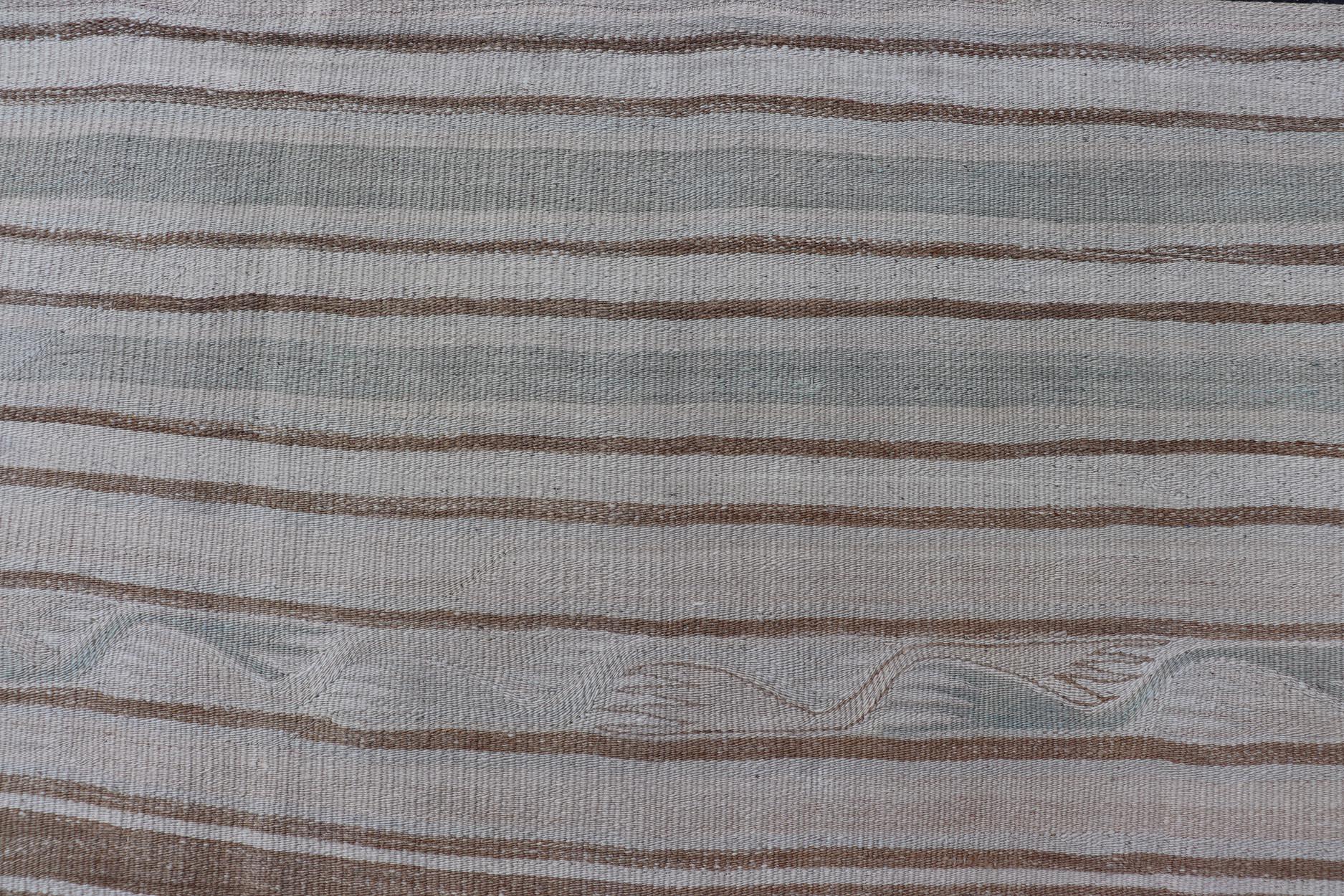 Alfombra Kilim Turca Vintage De Rayas Suaves Crema y Beige 4'7 x 7'10 siglo XX en venta