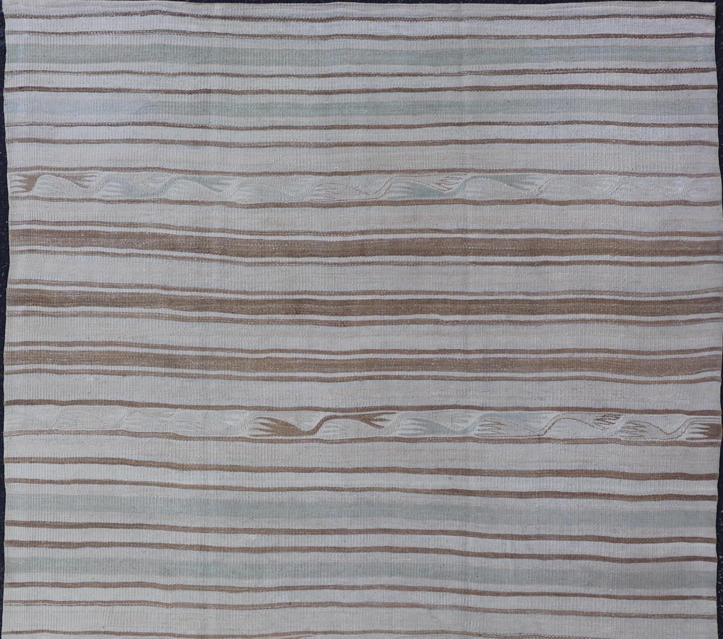 Alfombra Kilim Turca Vintage De Rayas Suaves Crema y Beige 4'7 x 7'10 Lana en venta