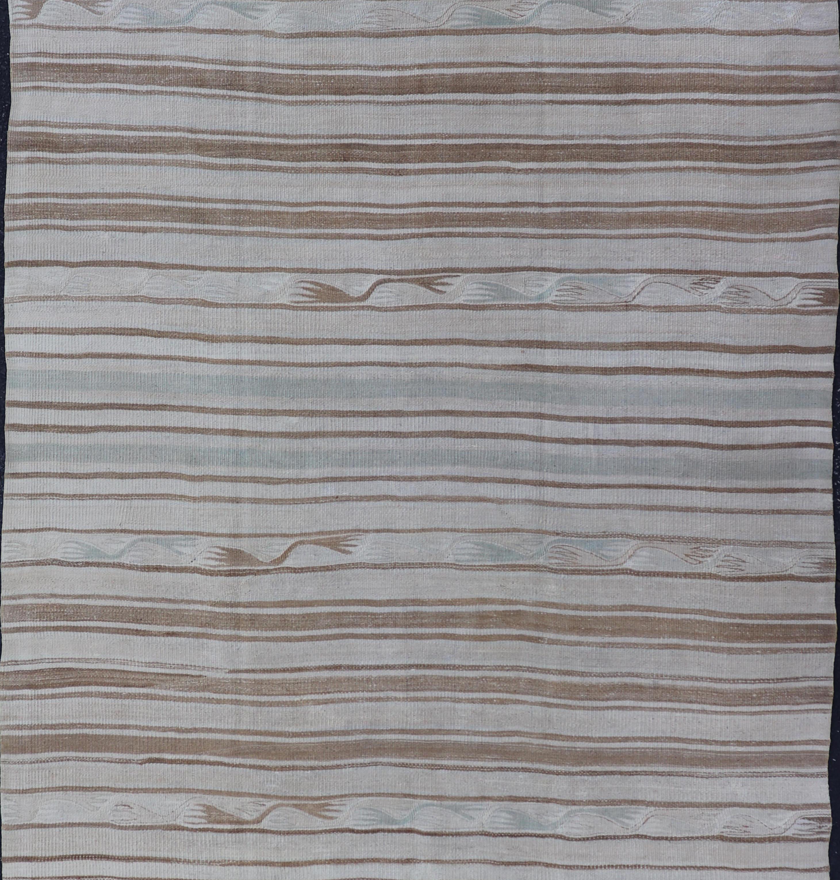Alfombra Kilim Turca Vintage De Rayas Suaves Crema y Beige 4'7 x 7'10 en venta 1
