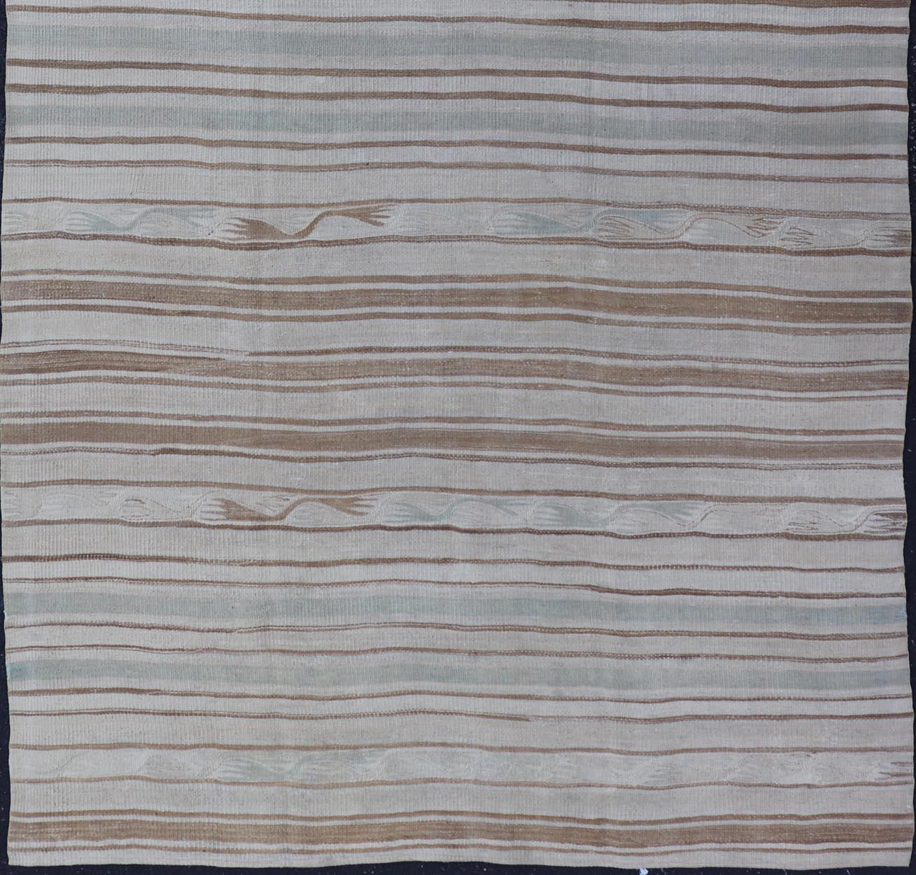 Alfombra Kilim Turca Vintage De Rayas Suaves Crema y Beige 4'7 x 7'10 en venta 2