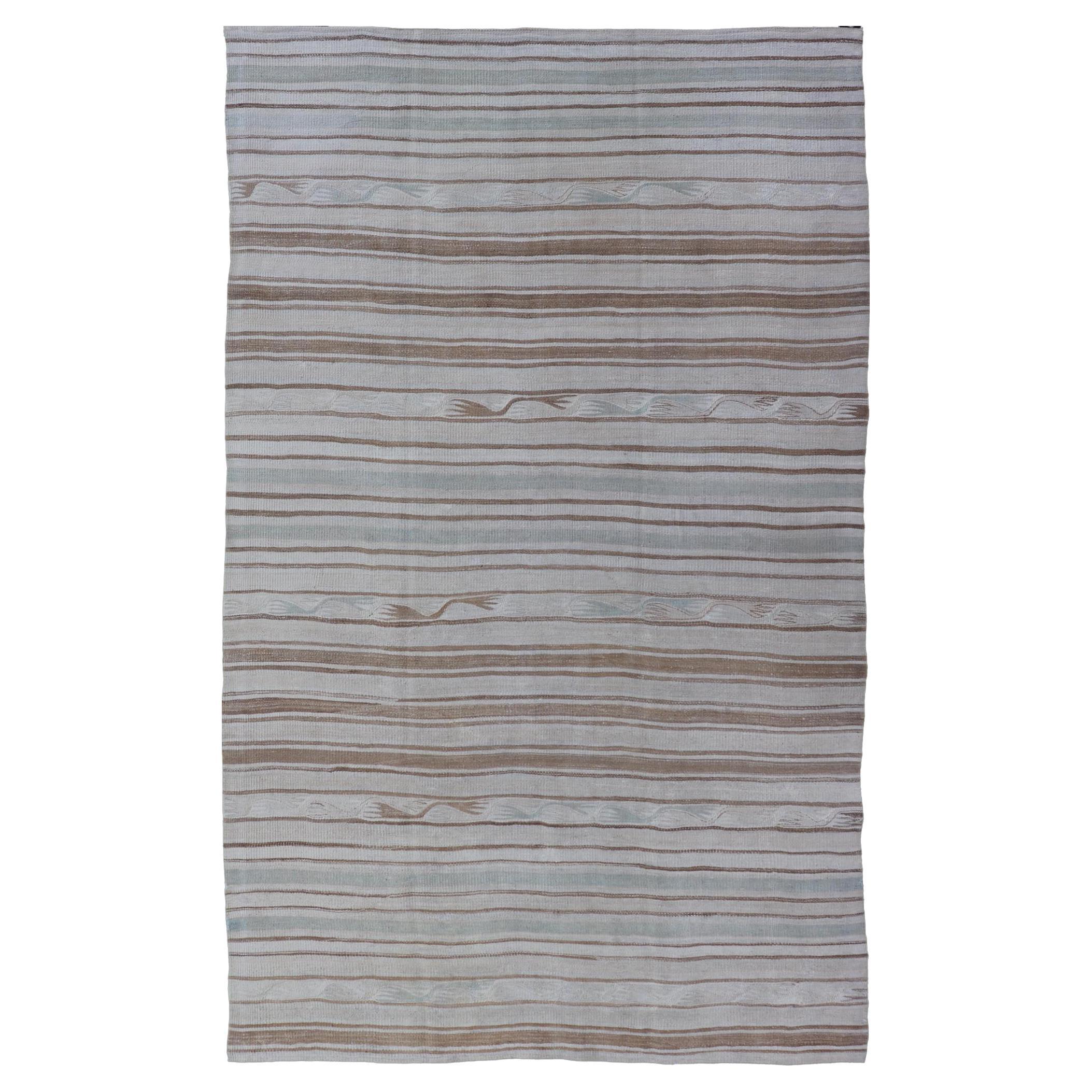 Tapis Kilim turc vintage à rayures douces crème et beige 4'7 x 7'10