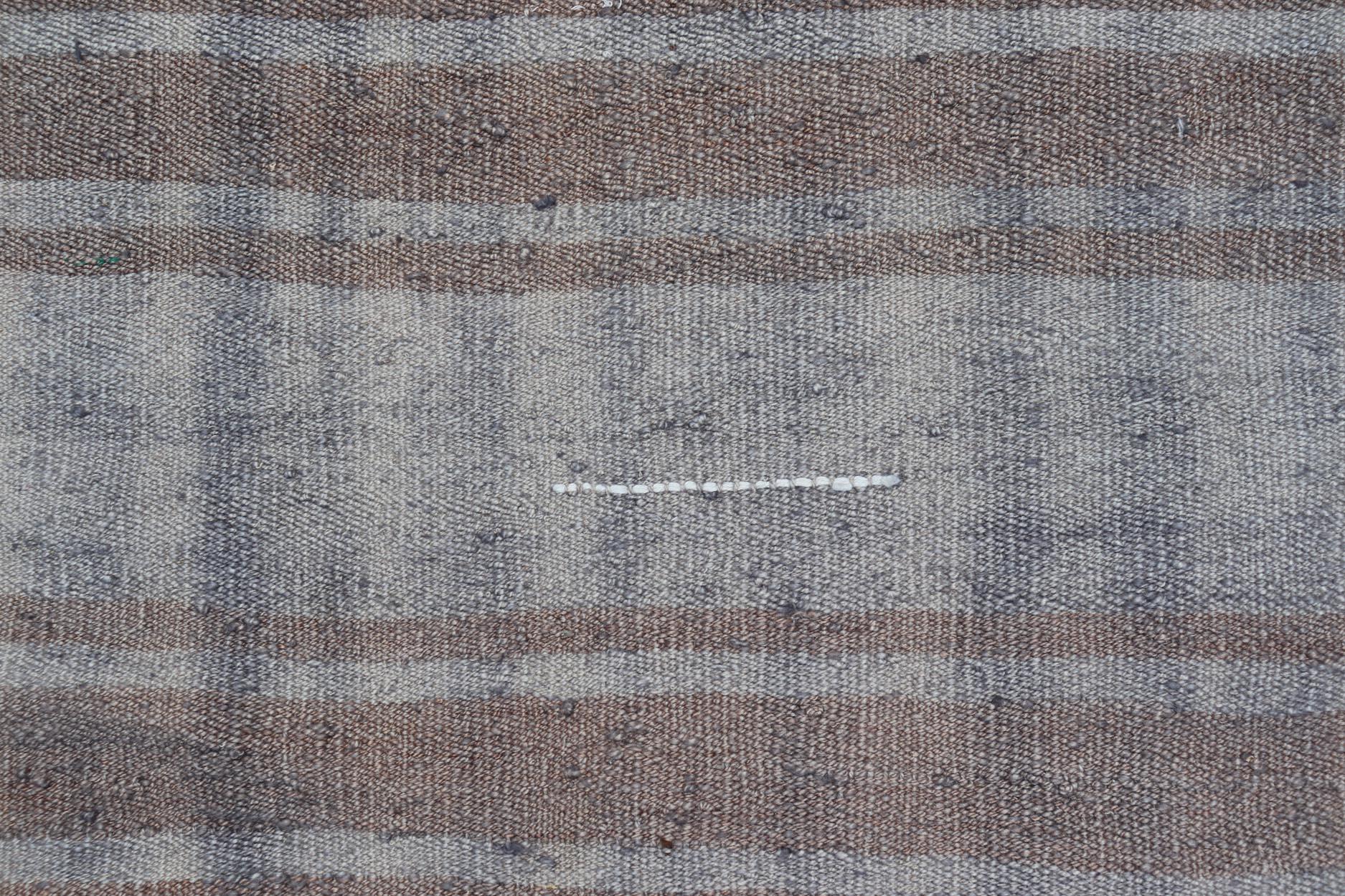 Alfombra Kilim Turca Vintage en Tejido Plano de Rayas Grises y Marrones Suaves 2'6 x 3'6 en venta 3