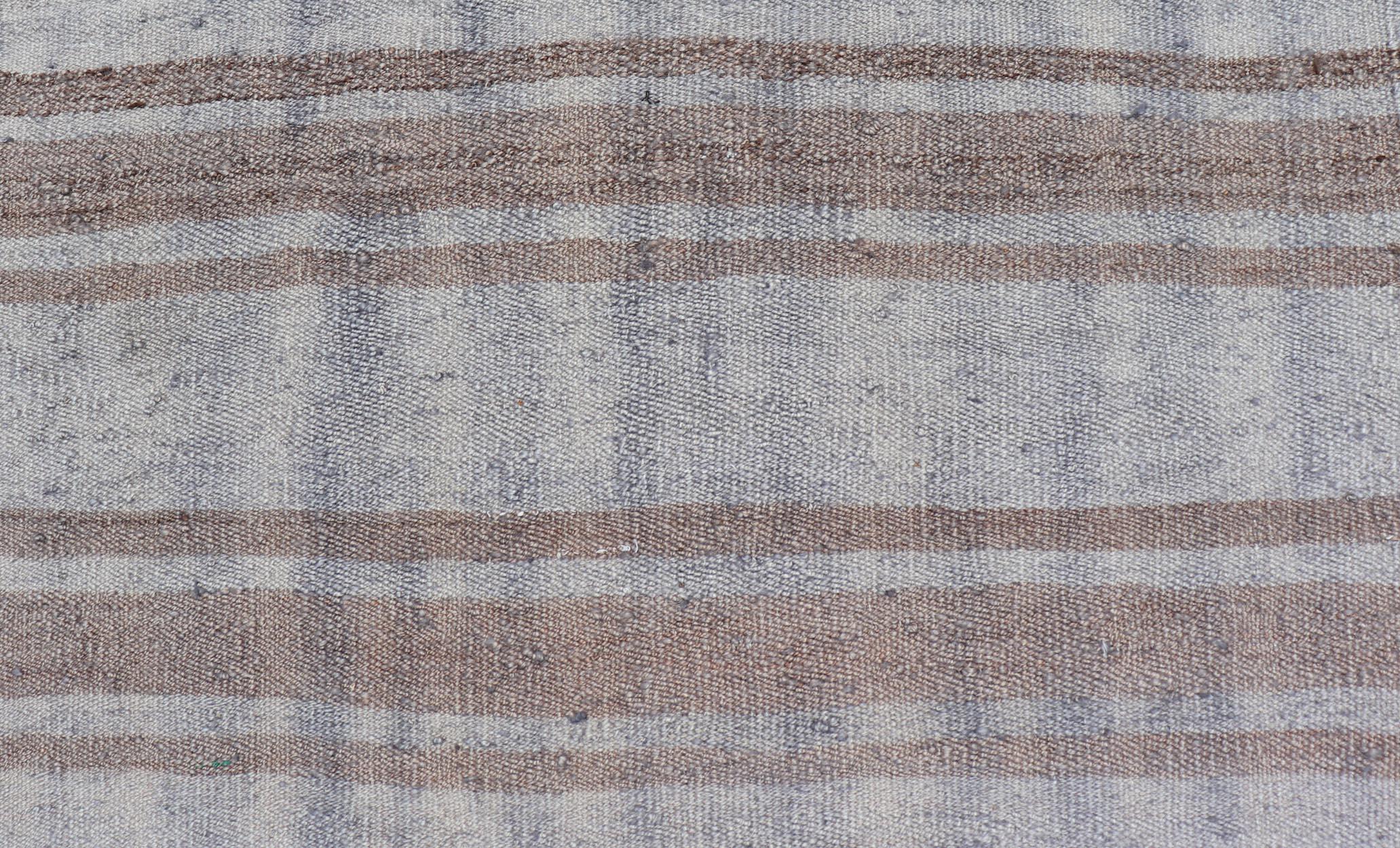 Alfombra Kilim Turca Vintage en Tejido Plano de Rayas Grises y Marrones Suaves 2'6 x 3'6 en venta 4