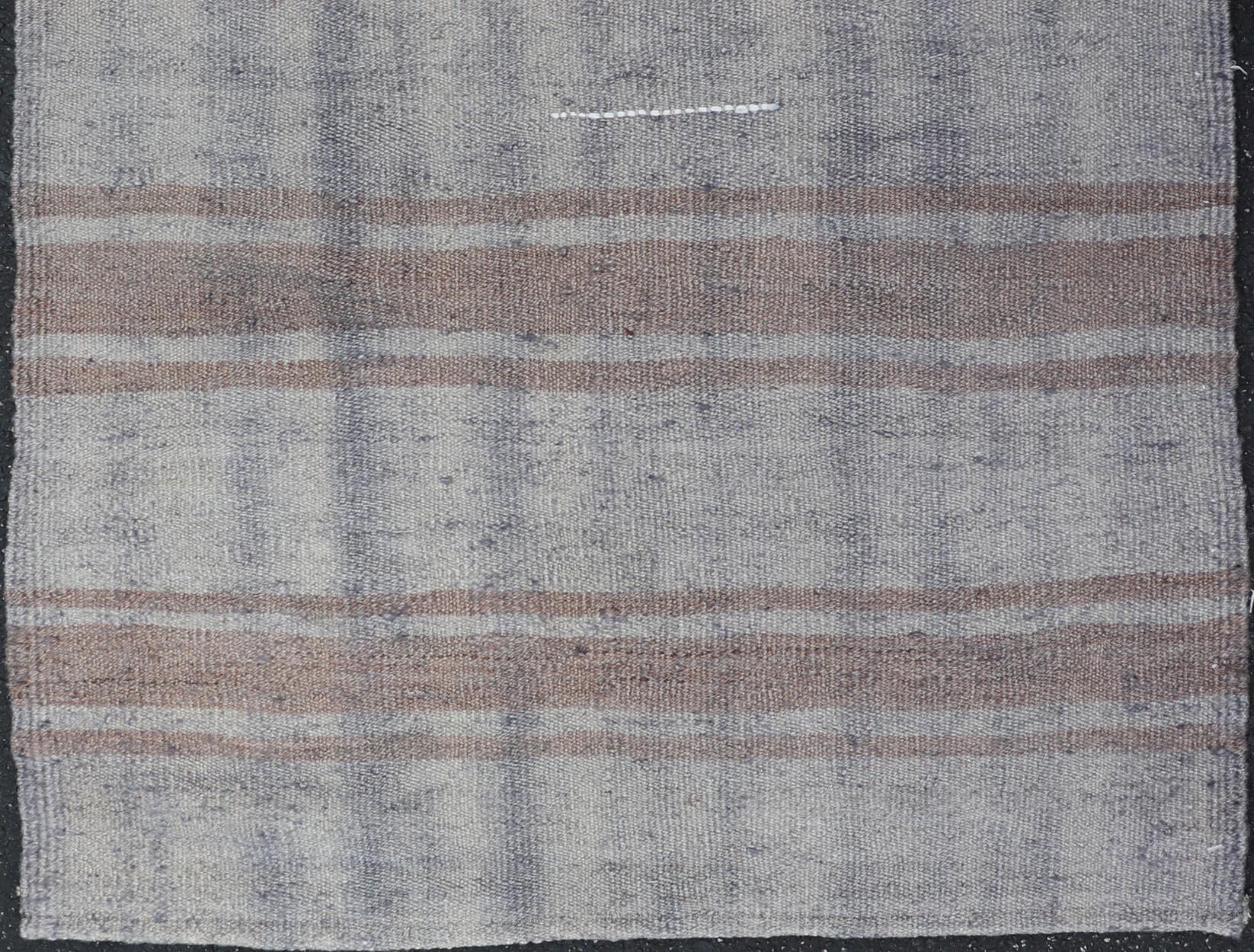 Alfombra Kilim Turca Vintage en Tejido Plano de Rayas Grises y Marrones Suaves 2'6 x 3'6 Tejido a mano en venta
