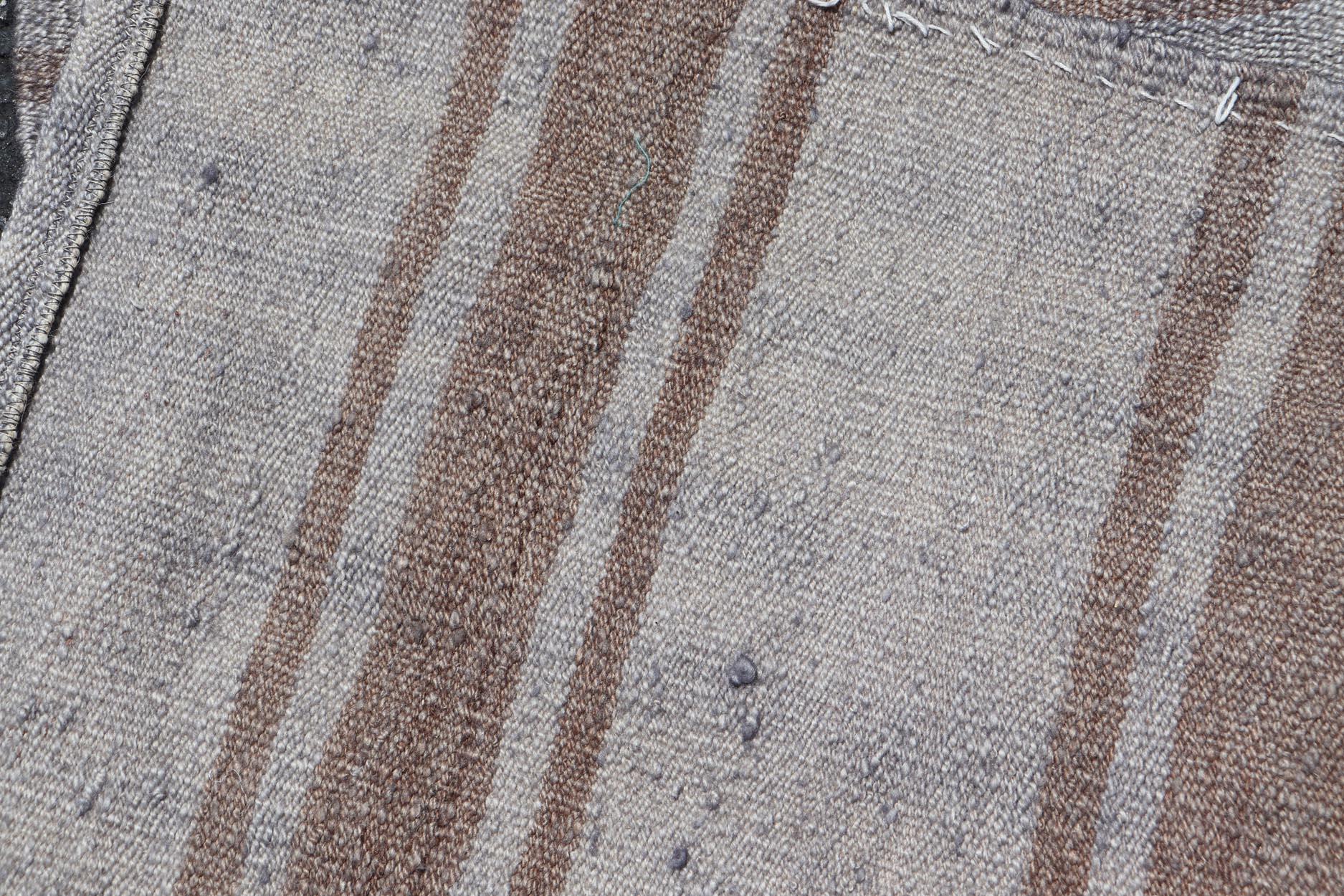 Alfombra Kilim Turca Vintage en Tejido Plano de Rayas Grises y Marrones Suaves 2'6 x 3'6 en Bueno estado para la venta en Atlanta, GA
