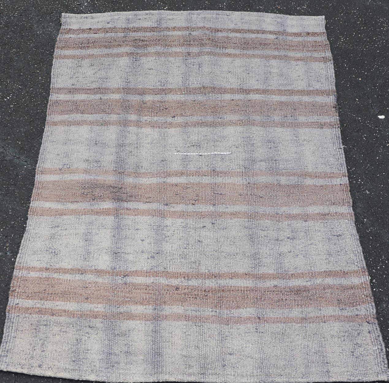 Alfombra Kilim Turca Vintage en Tejido Plano de Rayas Grises y Marrones Suaves 2'6 x 3'6 Lana en venta