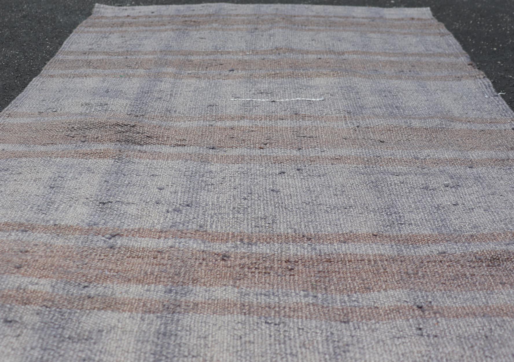 Alfombra Kilim Turca Vintage en Tejido Plano de Rayas Grises y Marrones Suaves 2'6 x 3'6 en venta 1