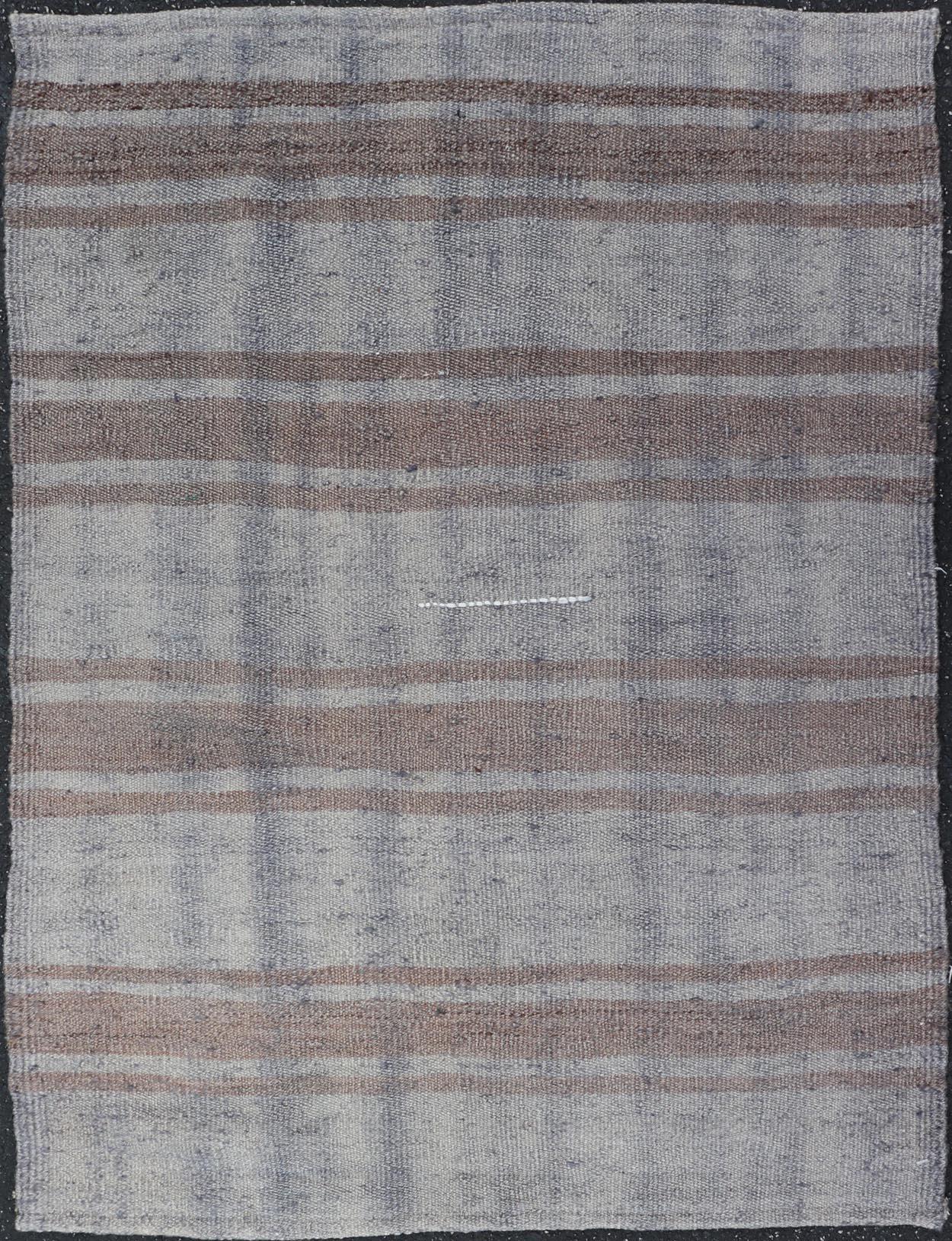 Alfombra Kilim Turca Vintage en Tejido Plano de Rayas Grises y Marrones Suaves 2'6 x 3'6 en venta