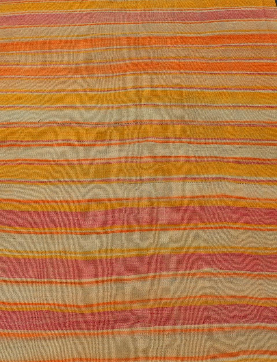 Mesures : 5'0 x 8'0 

Rug & Kilim vintage turc à rayures roses, orange et jaunes 5'0 x 8'0. Keivan Woven Arts / Tapis / EN-13676 Pays d'origine / type : Turquie / Kilim

Le Rug & Kilim turc vintage est une célébration vibrante de la couleur, avec