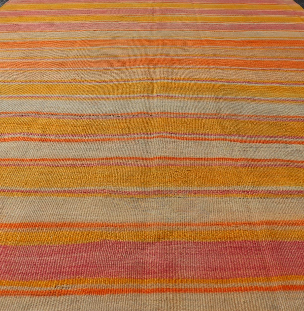 Turc Rug & Kilim vintage turc à rayures roses, orange et jaunes 5'0 x 8'0 en vente