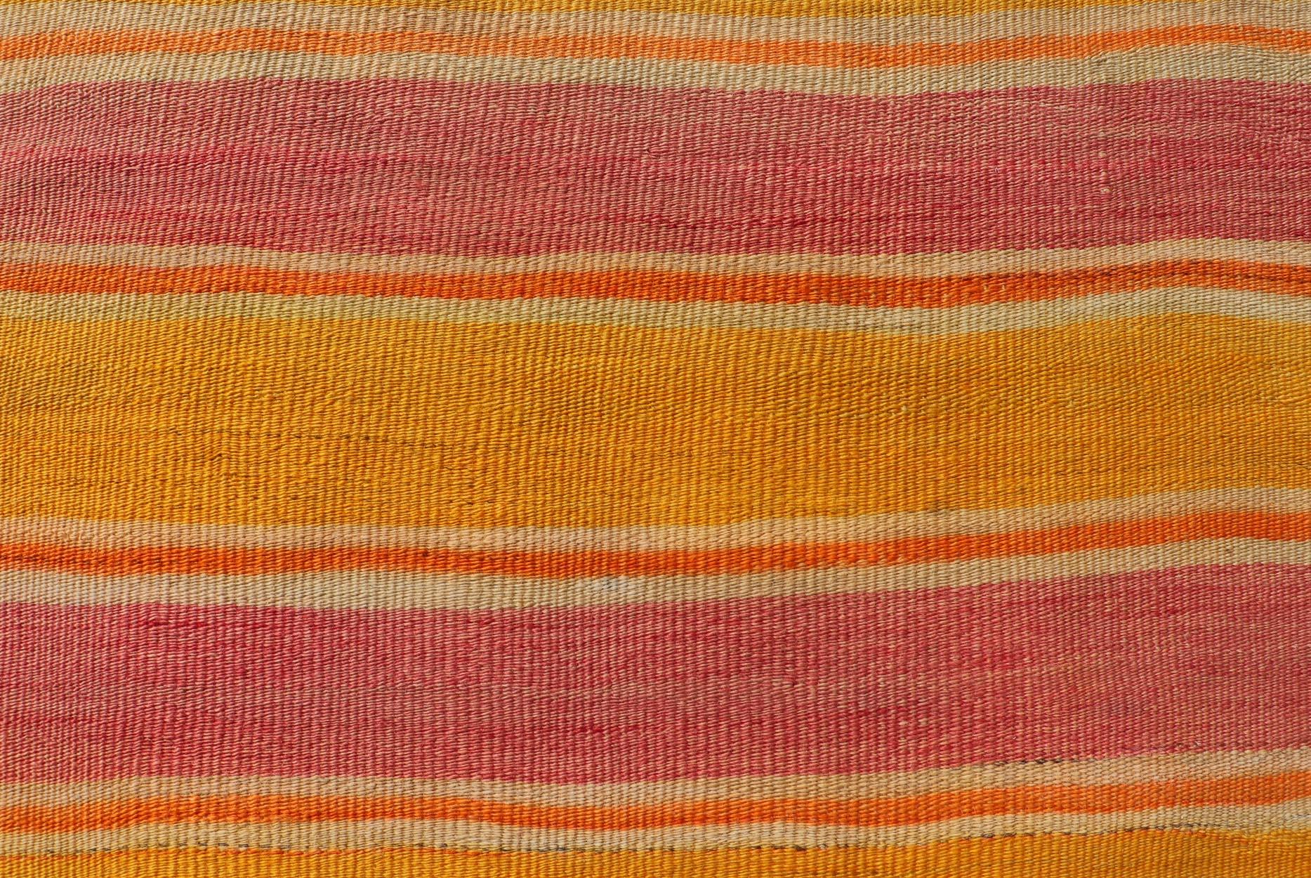 20ième siècle Rug & Kilim vintage turc à rayures roses, orange et jaunes 5'0 x 8'0 en vente