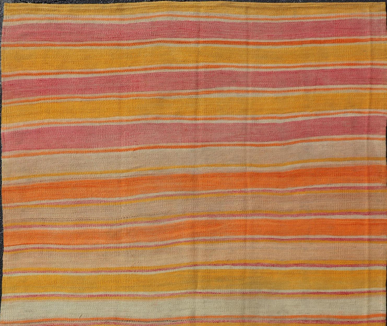 Laine Rug & Kilim vintage turc à rayures roses, orange et jaunes 5'0 x 8'0 en vente