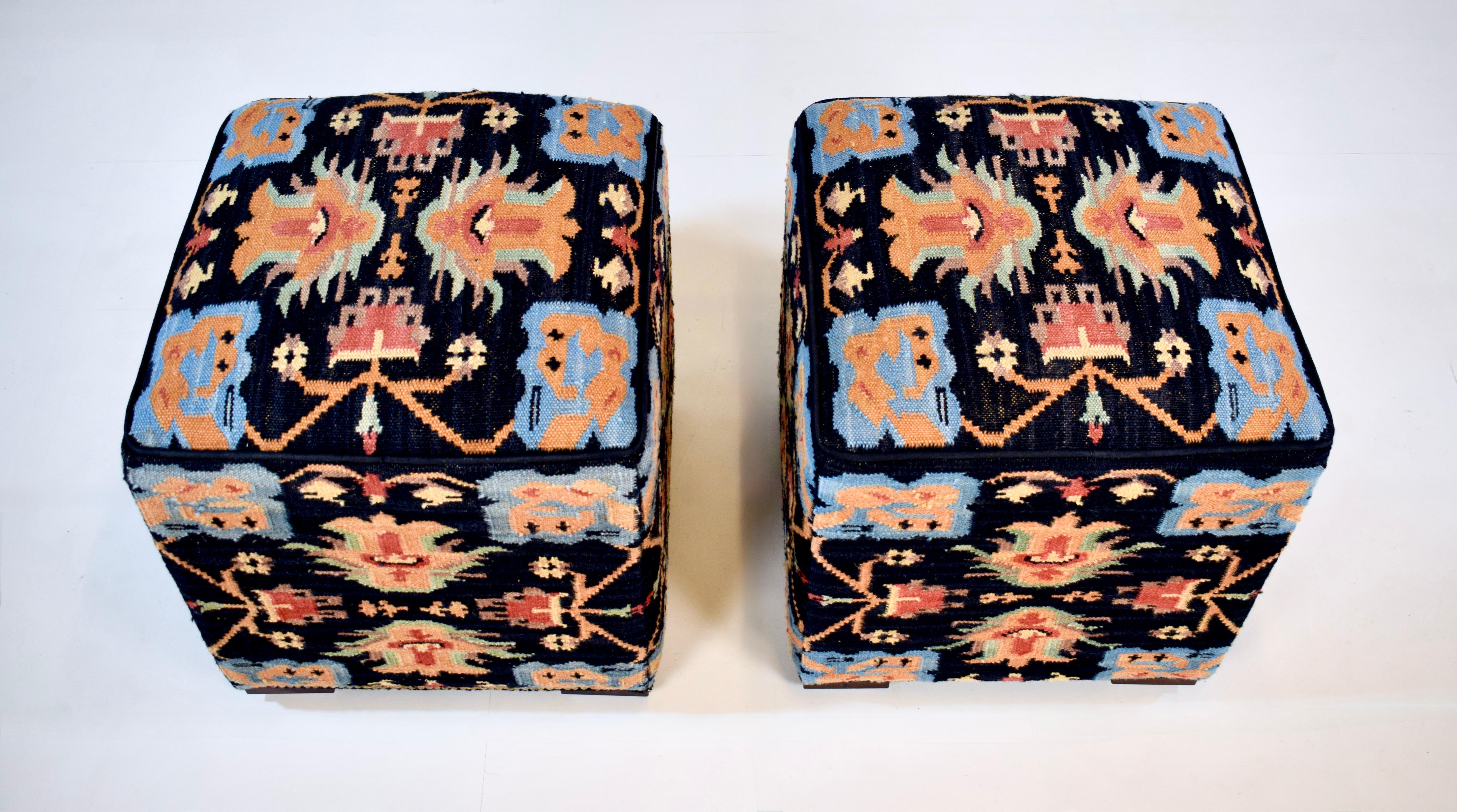 Une paire d'ottomans Kilim turcs fabriqués à la main, rembourrés avec des motifs parfaitement assortis, des têtes de clous en laiton et des pieds en bois. Une qualité d'héritage substantielle en bois massif lourd, convenant à une utilisation en tant