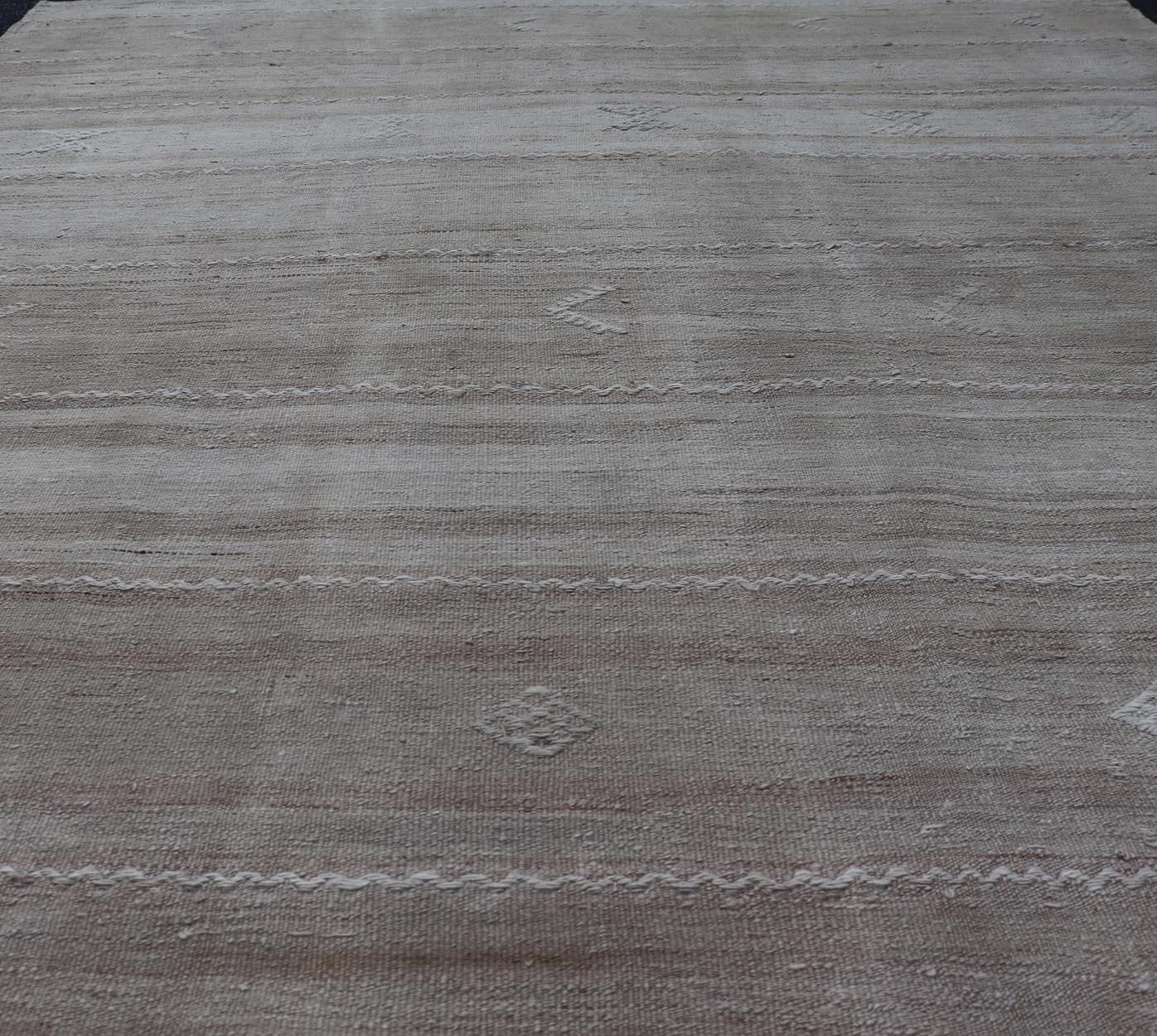 Turco Vintage Rug & Kilim turco, toni morbidi del beige e del taupe 5'4 x 6'9 in vendita