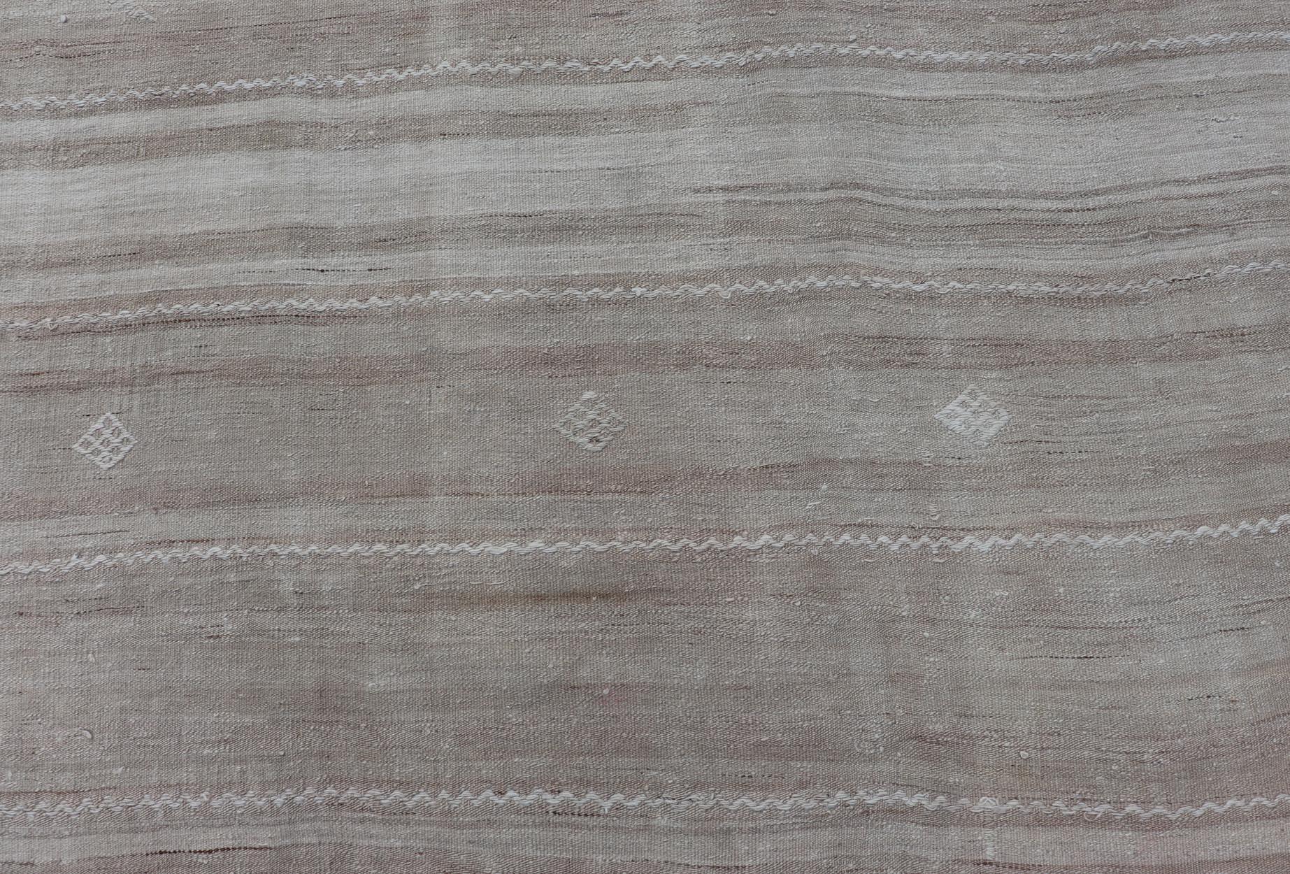 Tessuto a mano Vintage Rug & Kilim turco, toni morbidi del beige e del taupe 5'4 x 6'9 in vendita