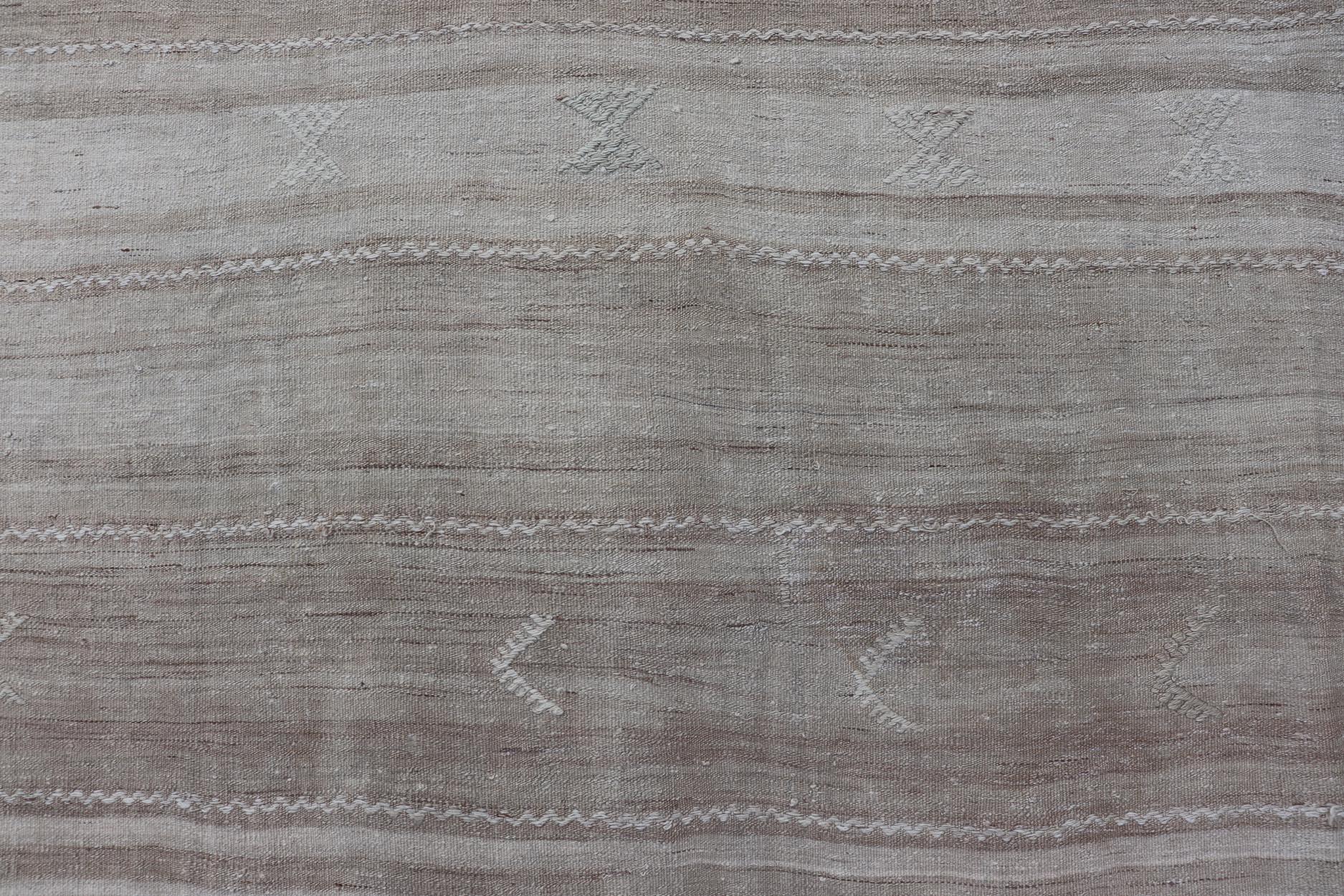 Vintage Rug & Kilim turco, toni morbidi del beige e del taupe 5'4 x 6'9 In condizioni buone in vendita a Atlanta, GA