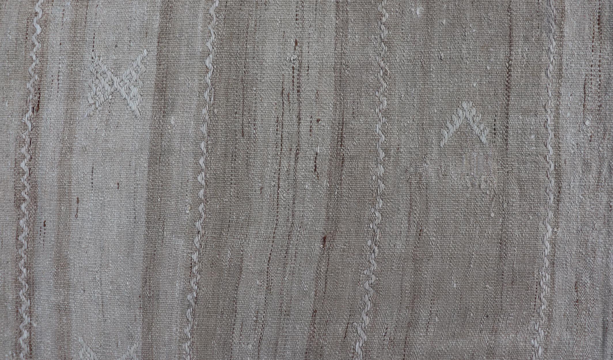 XX secolo Vintage Rug & Kilim turco, toni morbidi del beige e del taupe 5'4 x 6'9 in vendita