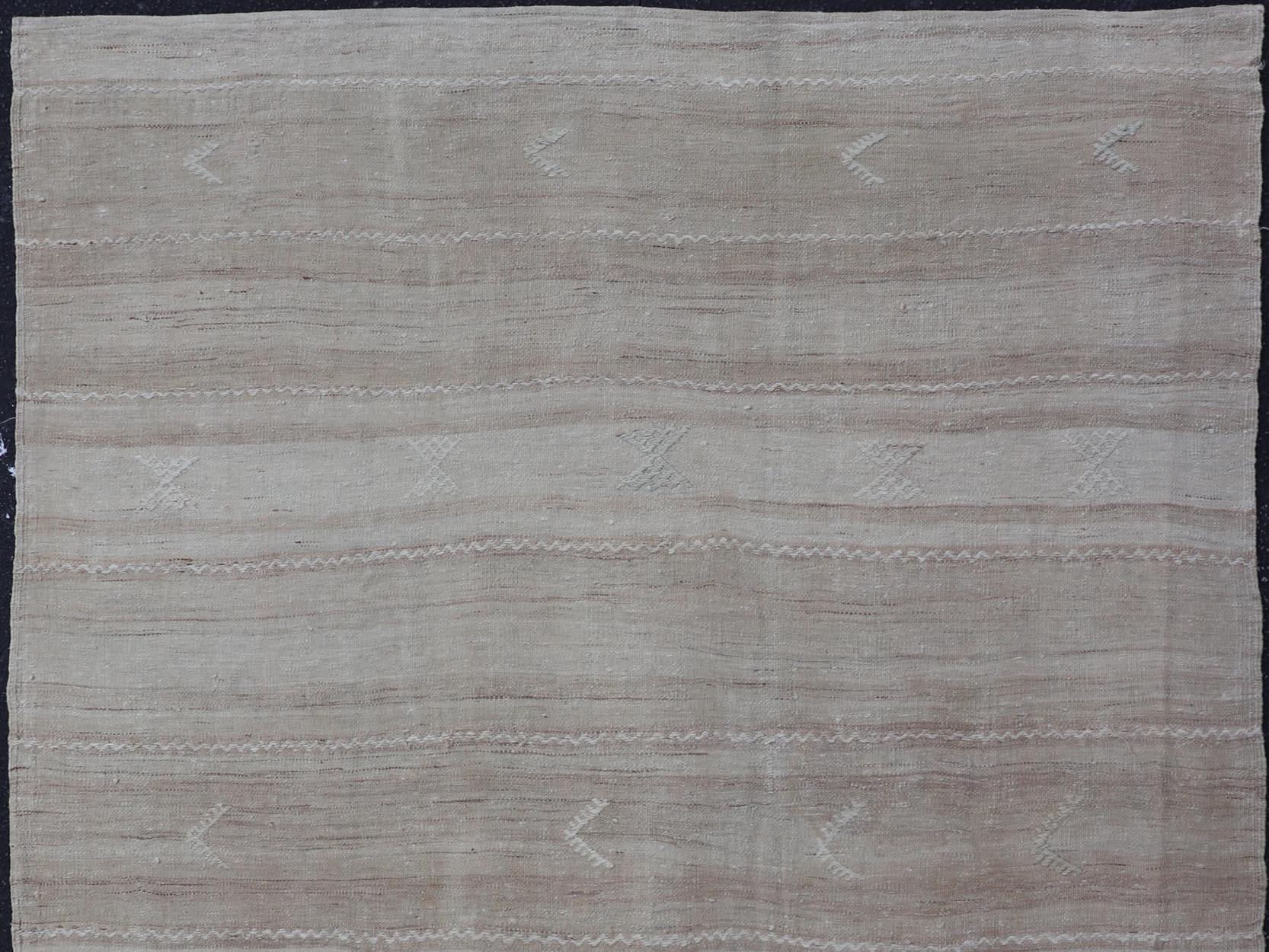 Lana Vintage Rug & Kilim turco, toni morbidi del beige e del taupe 5'4 x 6'9 in vendita