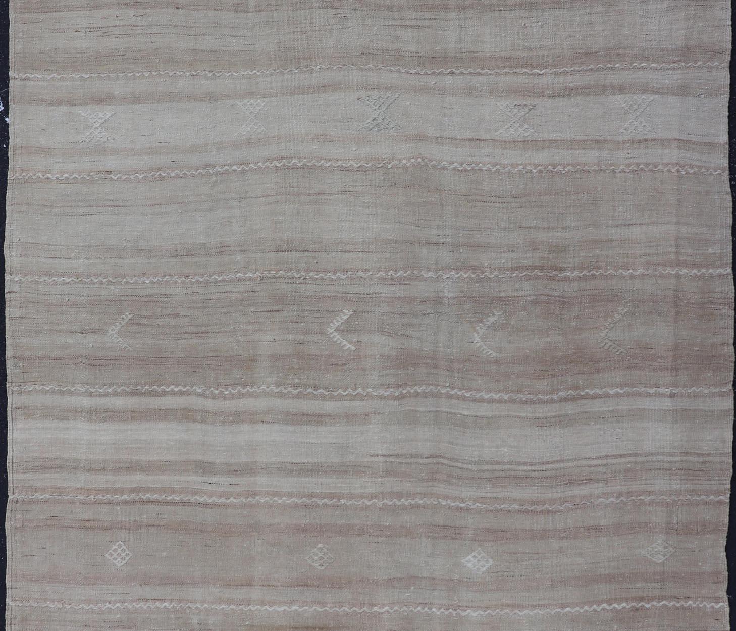 Vintage Rug & Kilim turco, toni morbidi del beige e del taupe 5'4 x 6'9 in vendita 1