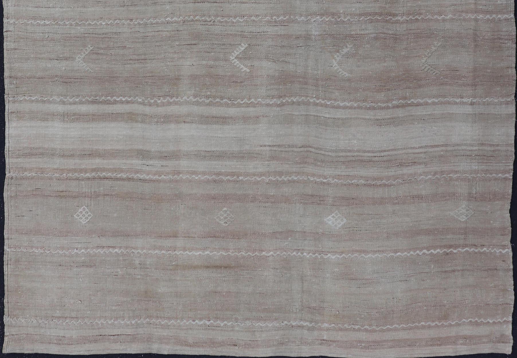 Vintage Rug & Kilim turco, toni morbidi del beige e del taupe 5'4 x 6'9 in vendita 2