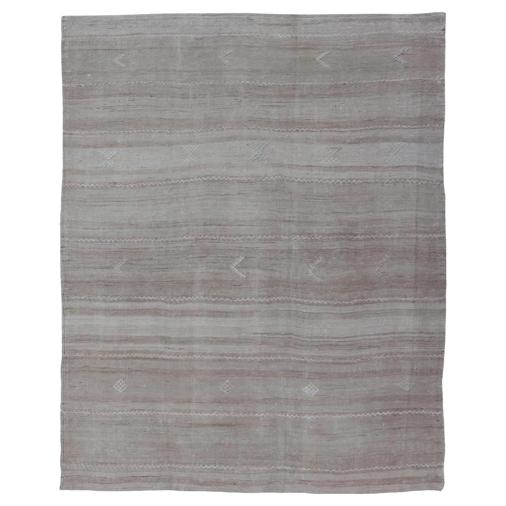 Rug & Kilim Vintage Turc Tons Doux Beige et Taupe 5'4 x 6'9