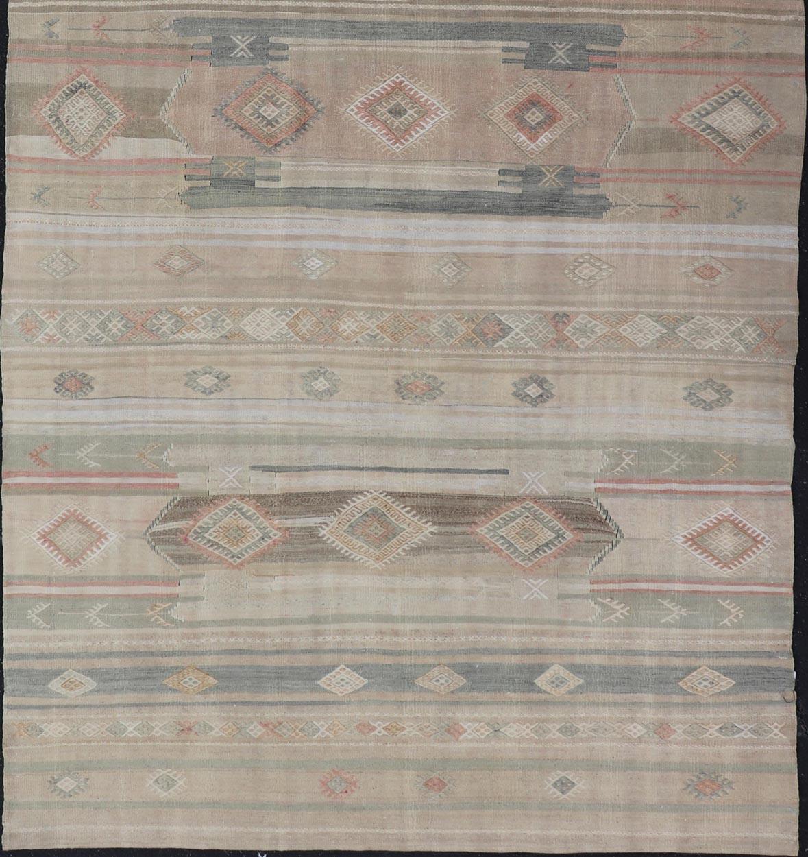 Tapis Kilim turc aux motifs géométriques doux et aux tons terreux 5'7 x 10'8 en vente 3