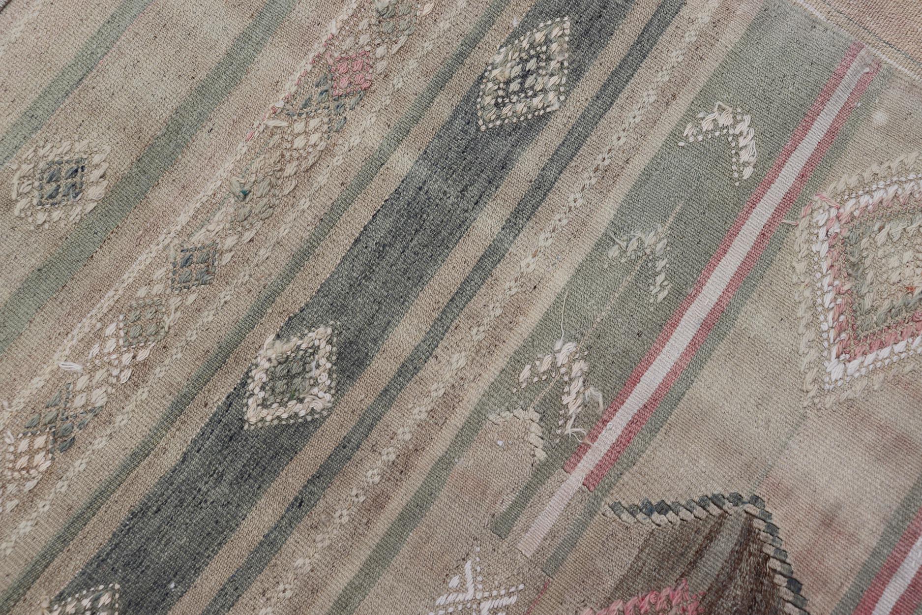 Tapis Kilim turc aux motifs géométriques doux et aux tons terreux 5'7 x 10'8 en vente 4