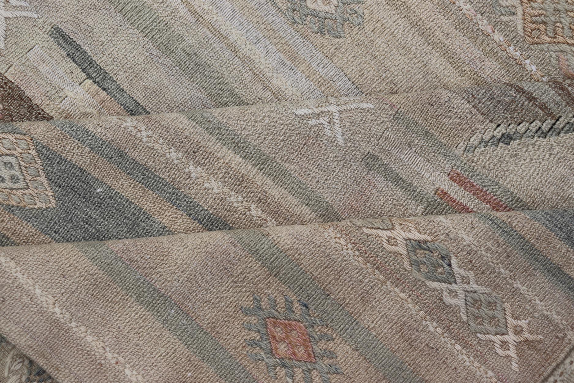 Tapis Kilim turc aux motifs géométriques doux et aux tons terreux 5'7 x 10'8 en vente 5