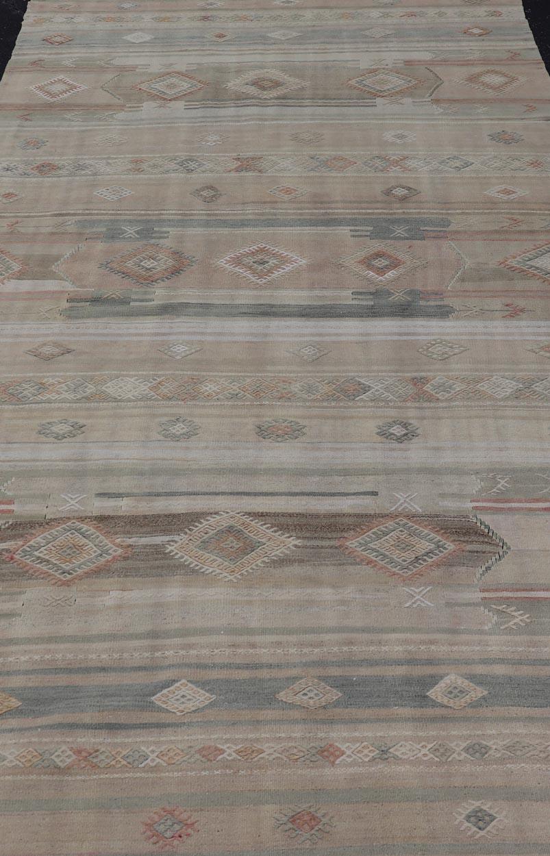 Mesures : 5'7 x 10'8 
Rug & Kilim vintage turc Motifs géométriques doux et tons terreux 5'7 x 10'8. Keivan Woven Arts / Tapis / EN-15418 Pays d'origine / type : Turquie / Kilim. 

Ce tapis présente un design Rug & Kilim traditionnel, incorporant un