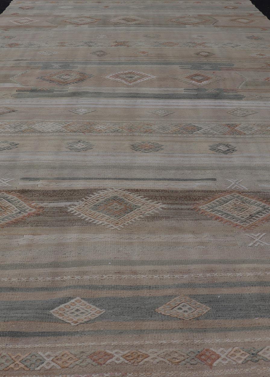 Turc Tapis Kilim turc aux motifs géométriques doux et aux tons terreux 5'7 x 10'8 en vente