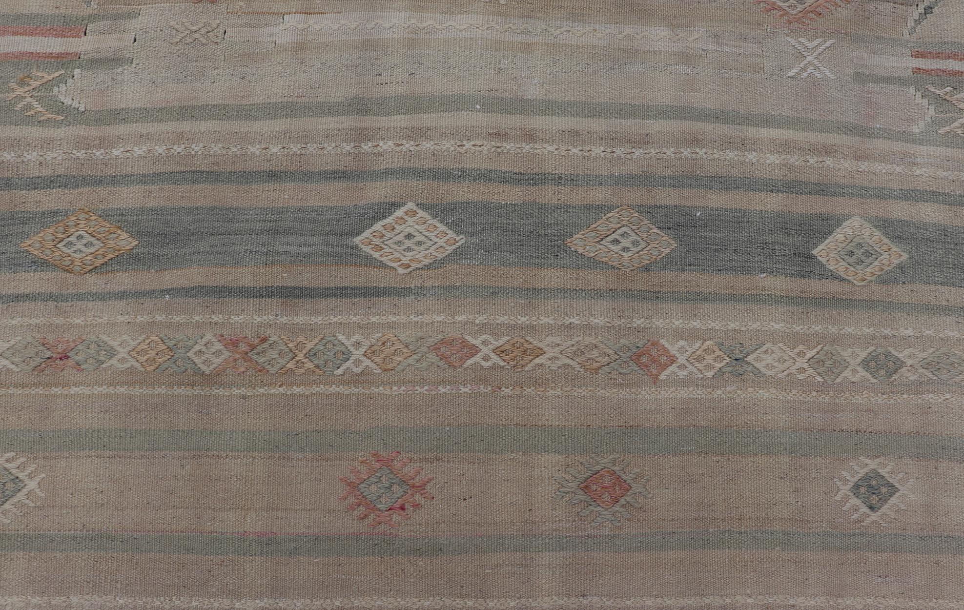 Tissé à la main Tapis Kilim turc aux motifs géométriques doux et aux tons terreux 5'7 x 10'8 en vente