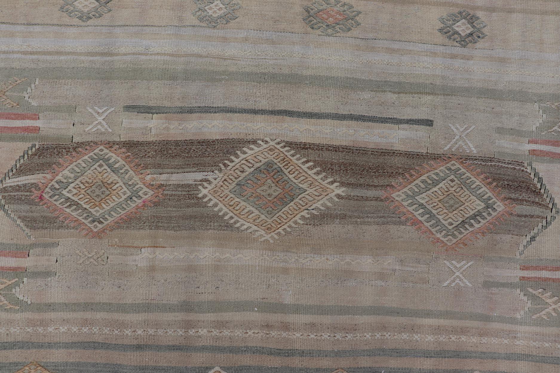 Tapis Kilim turc aux motifs géométriques doux et aux tons terreux 5'7 x 10'8 Bon état - En vente à Atlanta, GA