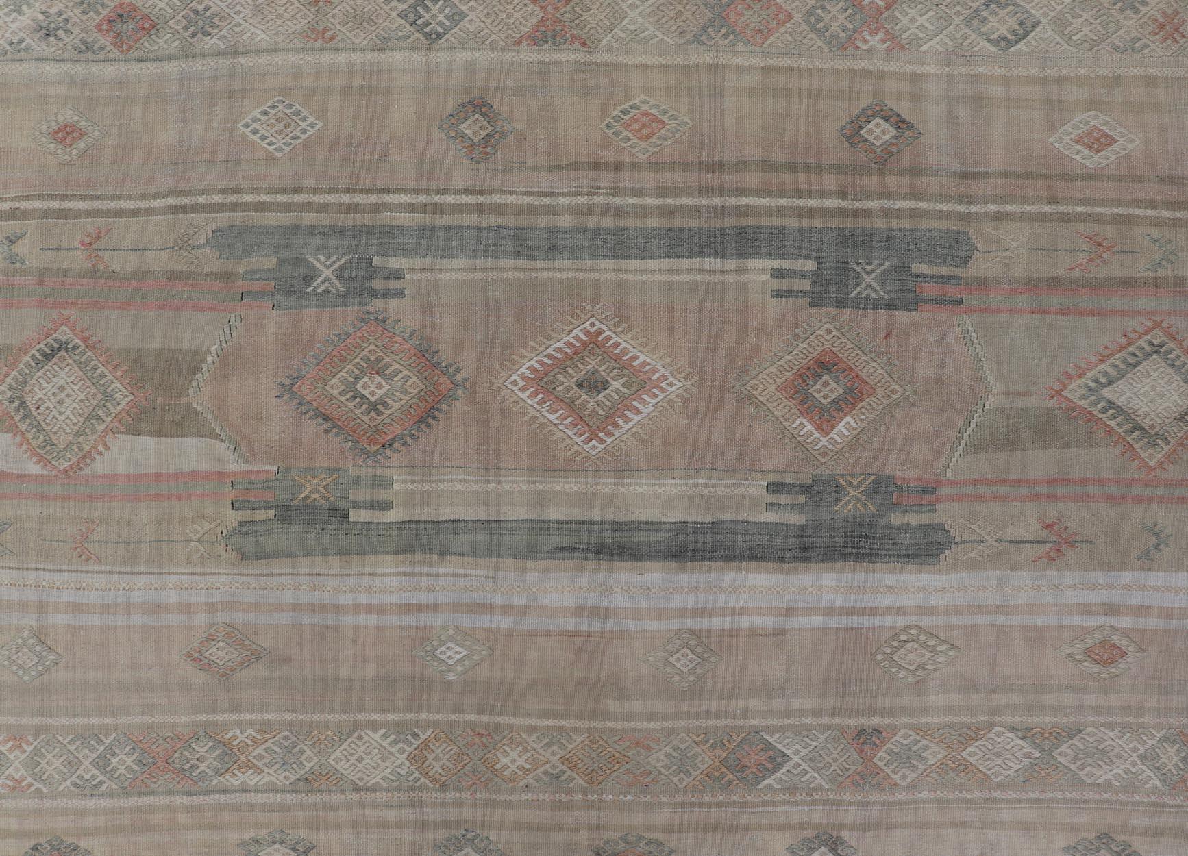 20ième siècle Tapis Kilim turc aux motifs géométriques doux et aux tons terreux 5'7 x 10'8 en vente