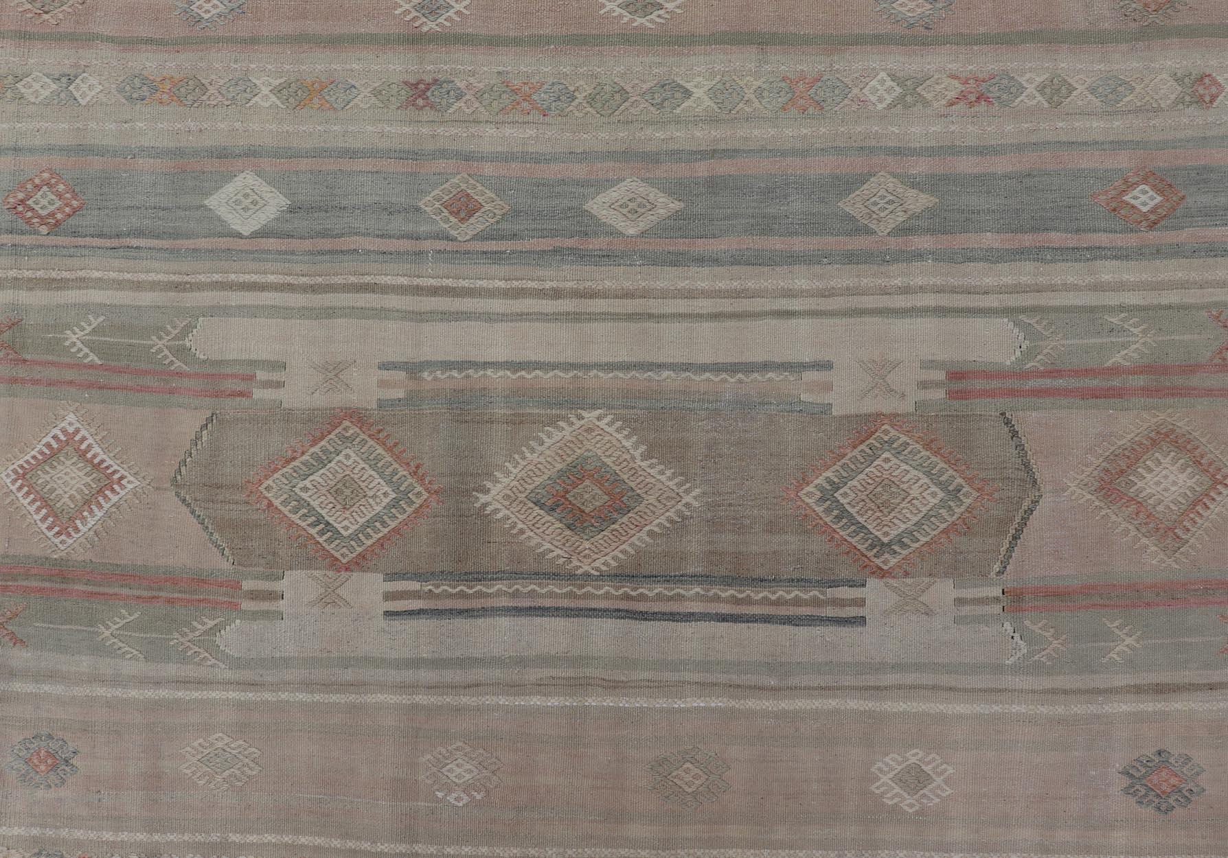 Laine Tapis Kilim turc aux motifs géométriques doux et aux tons terreux 5'7 x 10'8 en vente