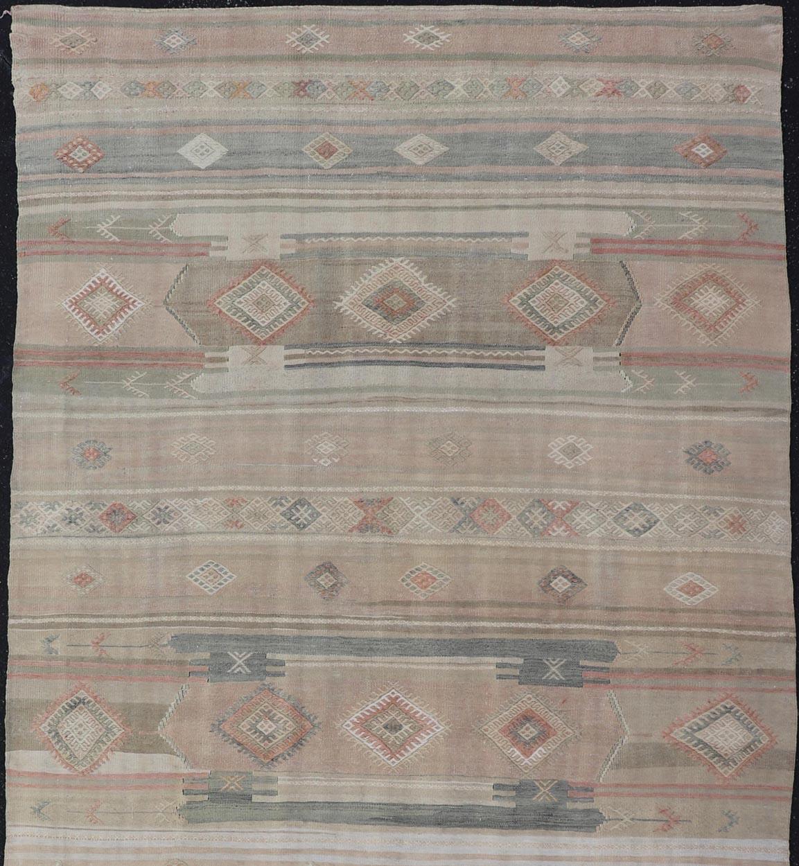 Tapis Kilim turc aux motifs géométriques doux et aux tons terreux 5'7 x 10'8 en vente 1