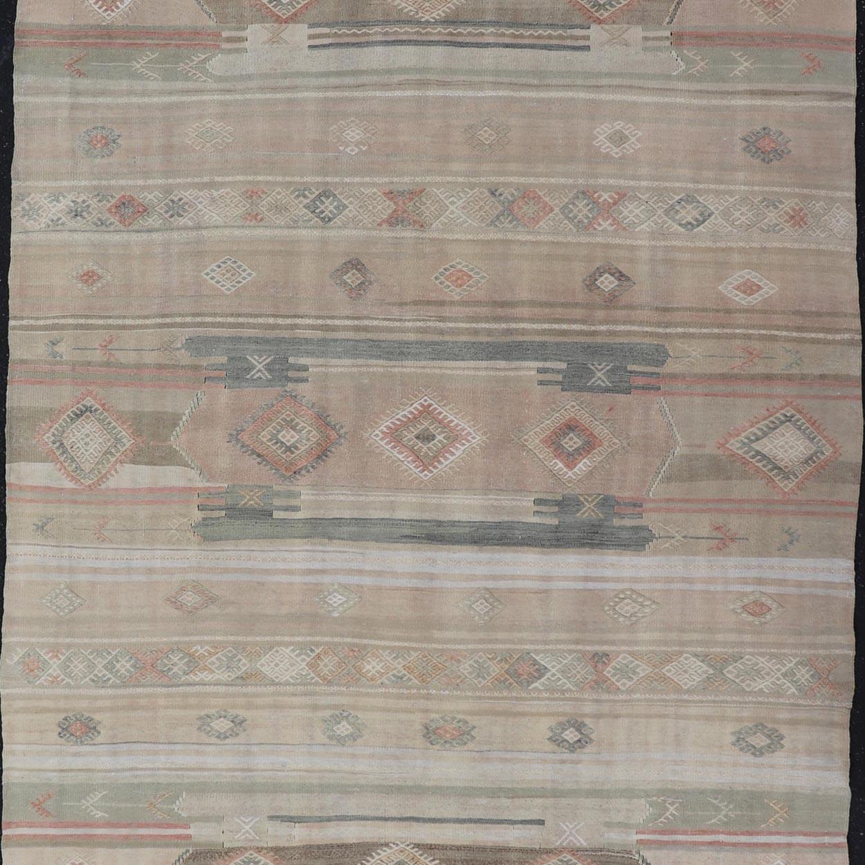Tapis Kilim turc aux motifs géométriques doux et aux tons terreux 5'7 x 10'8 en vente 2