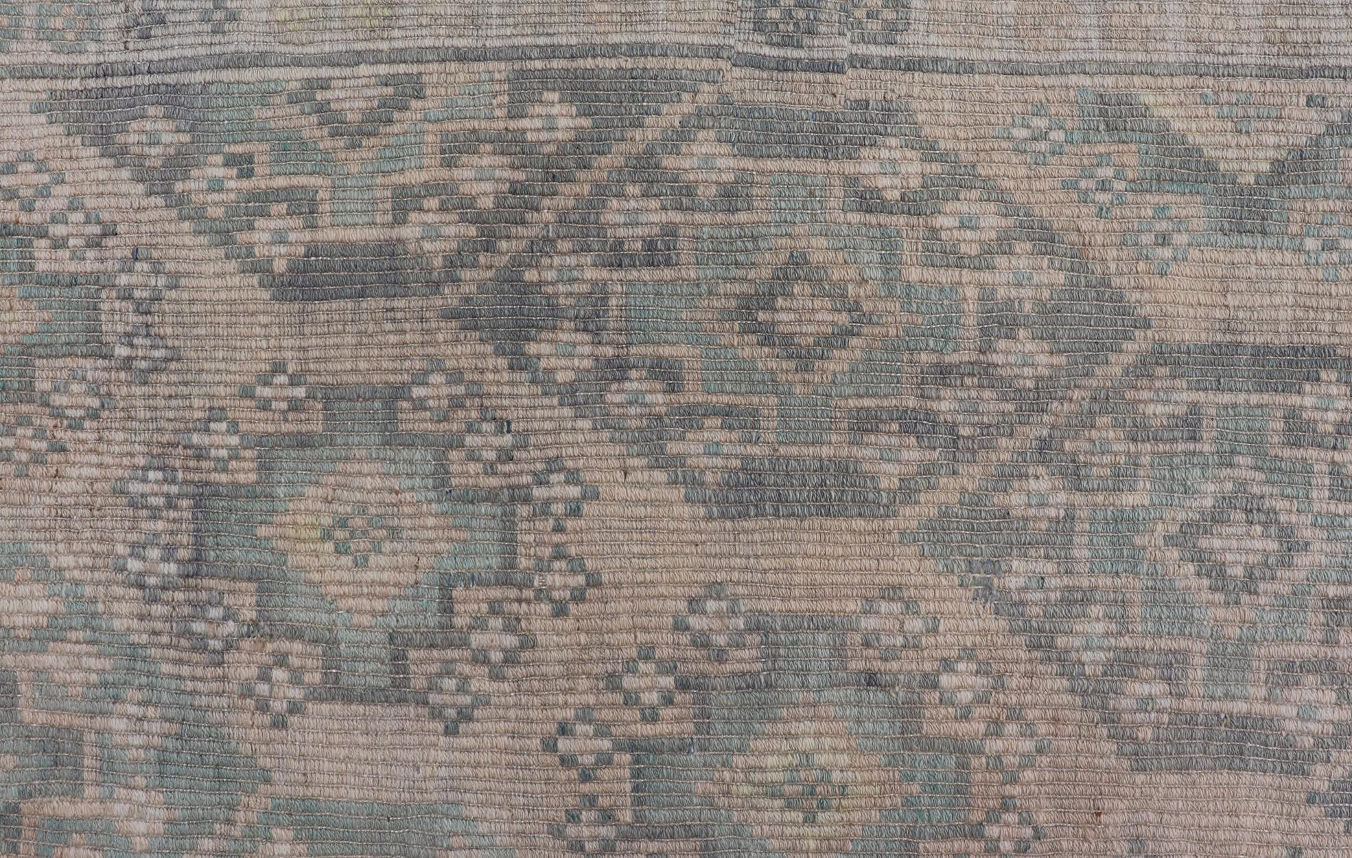 Türkischer Vintage-Kelim-Teppich aus weichem Teal und Beige mit geometrischen Mustern 5'9 x 9'8 (Handgewebt) im Angebot