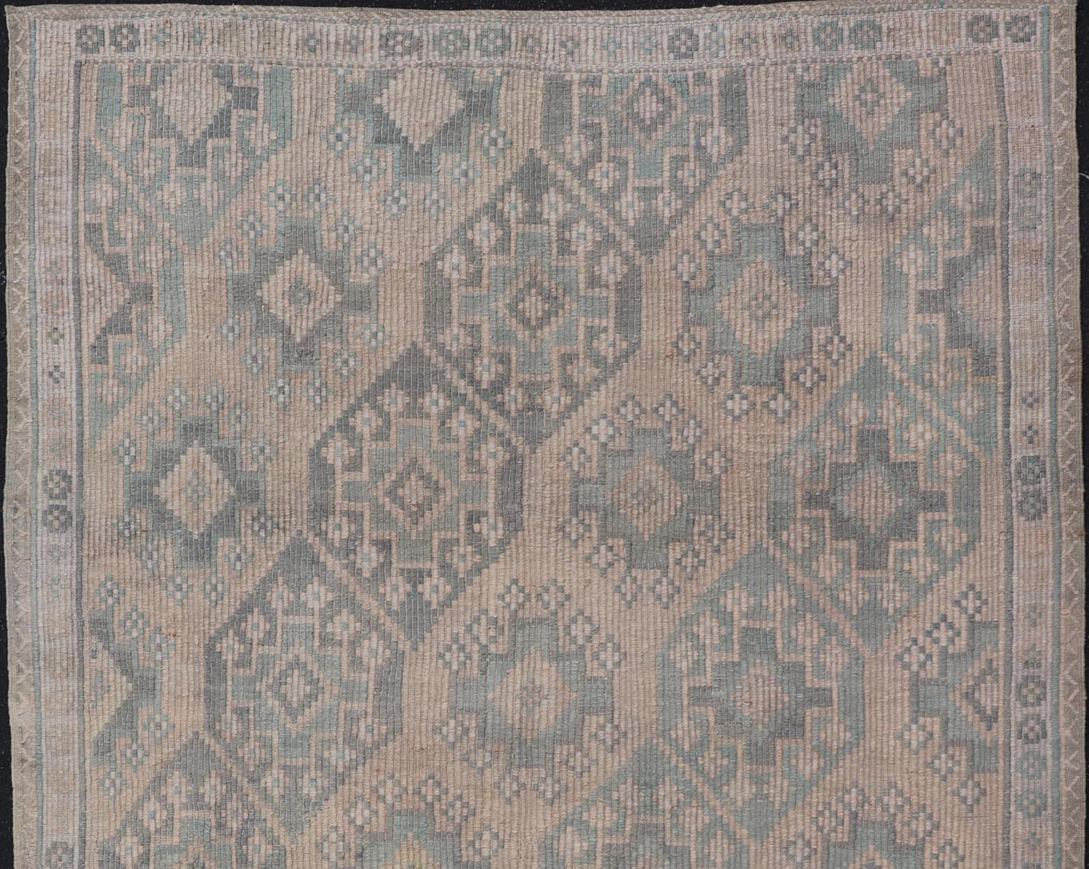Türkischer Vintage-Kelim-Teppich aus weichem Teal und Beige mit geometrischen Mustern 5'9 x 9'8 im Zustand „Gut“ im Angebot in Atlanta, GA