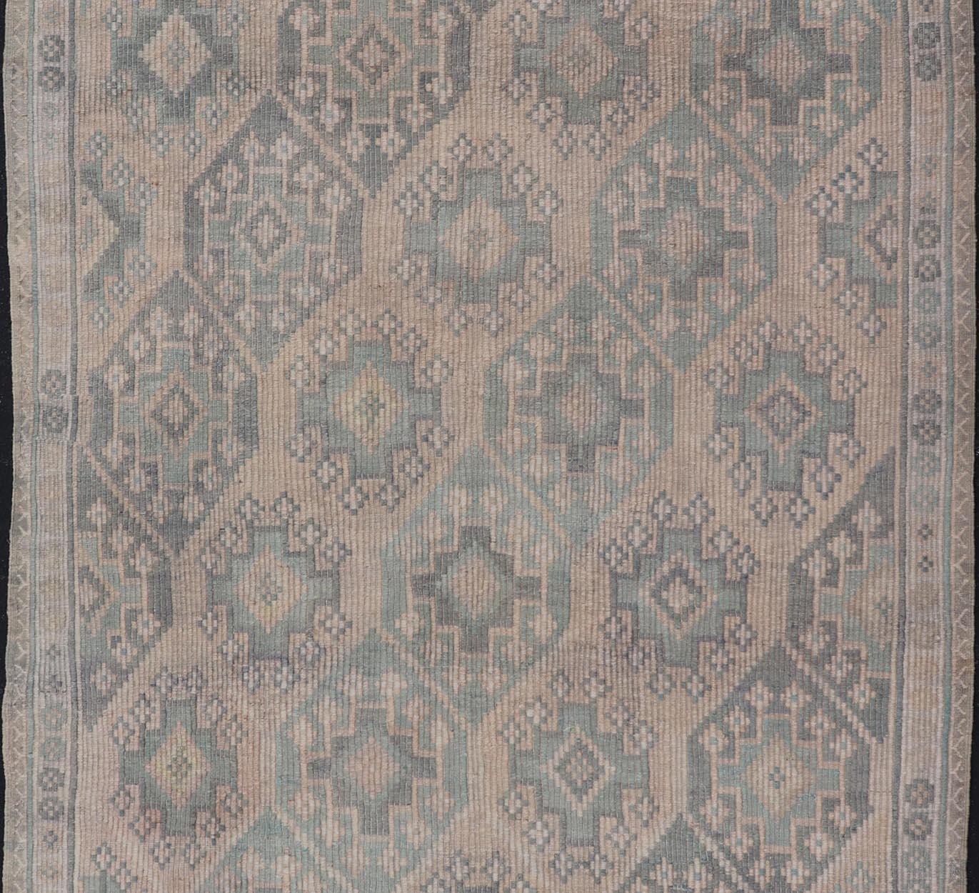 Türkischer Vintage-Kelim-Teppich aus weichem Teal und Beige mit geometrischen Mustern 5'9 x 9'8 (20. Jahrhundert) im Angebot