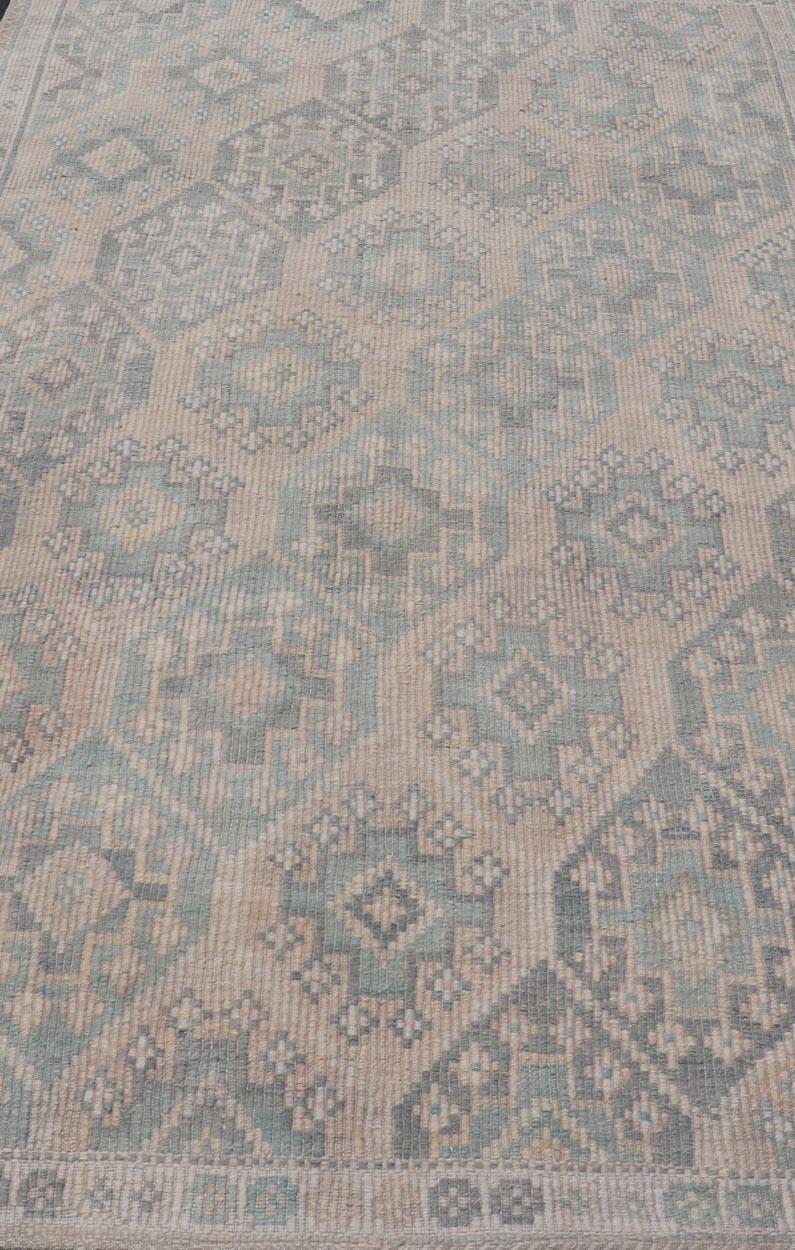 Türkischer Vintage-Kelim-Teppich aus weichem Teal und Beige mit geometrischen Mustern 5'9 x 9'8 im Angebot 1